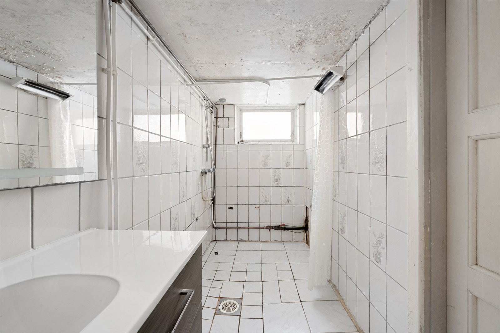 Badet er gitt TG 3 og har behov for en total fornyelse/renovering. Himlingen er som i vaskerommet av eternittplater. Galleribilde