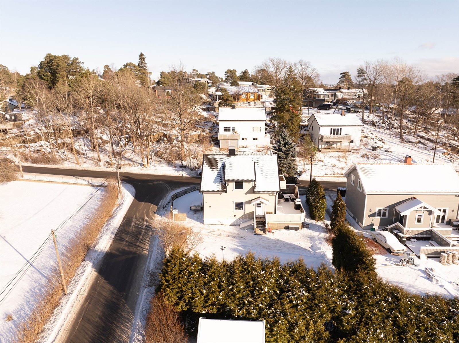 Tomten er på 538 kvm., flat og opparbeidet med gressplen samt busker, trær og hekker som reduserer innsyn fra naboer. Galleribilde