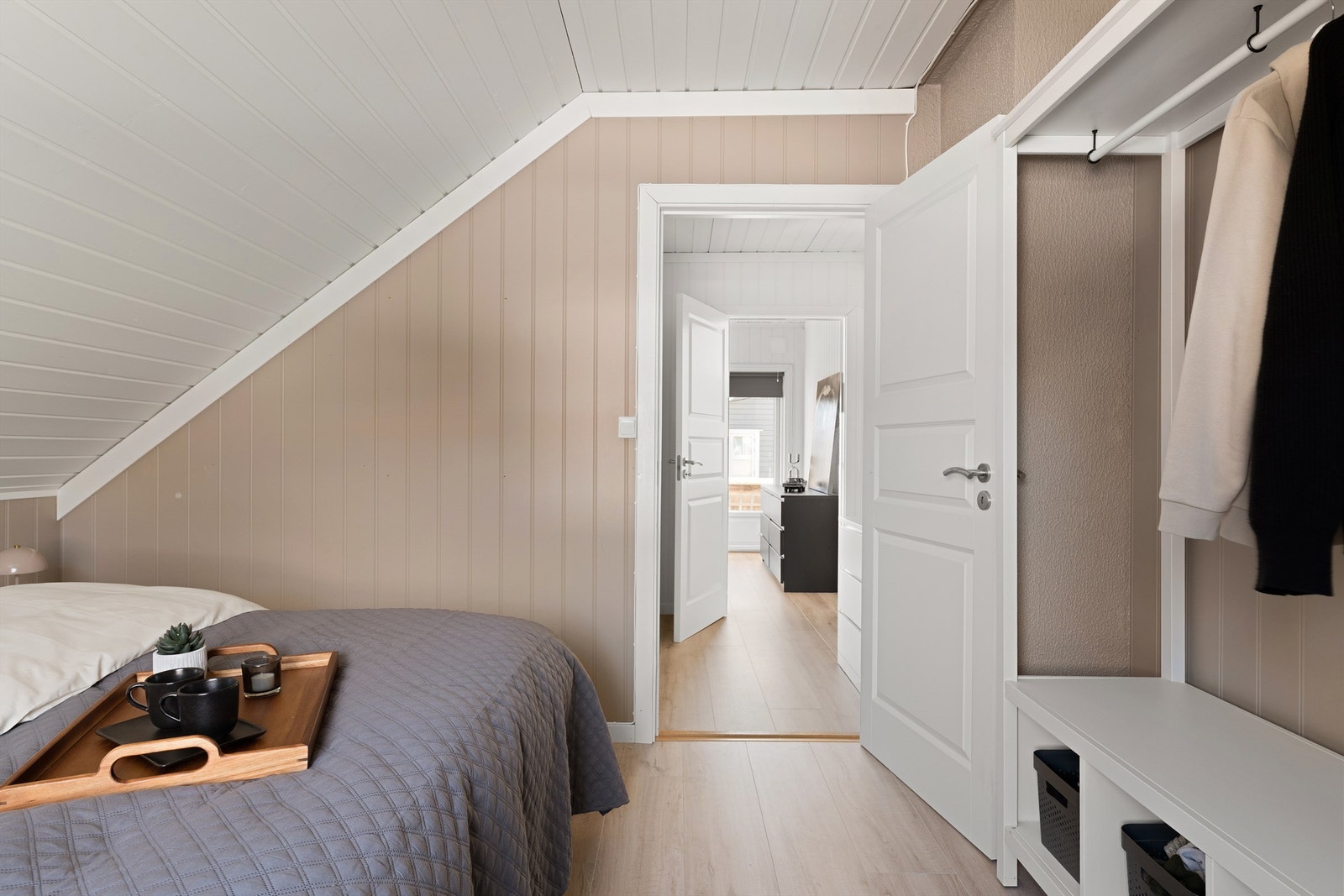 Fire soverom på én flate i andre etasje er spesielt gunstig mens barna er små. Galleribilde