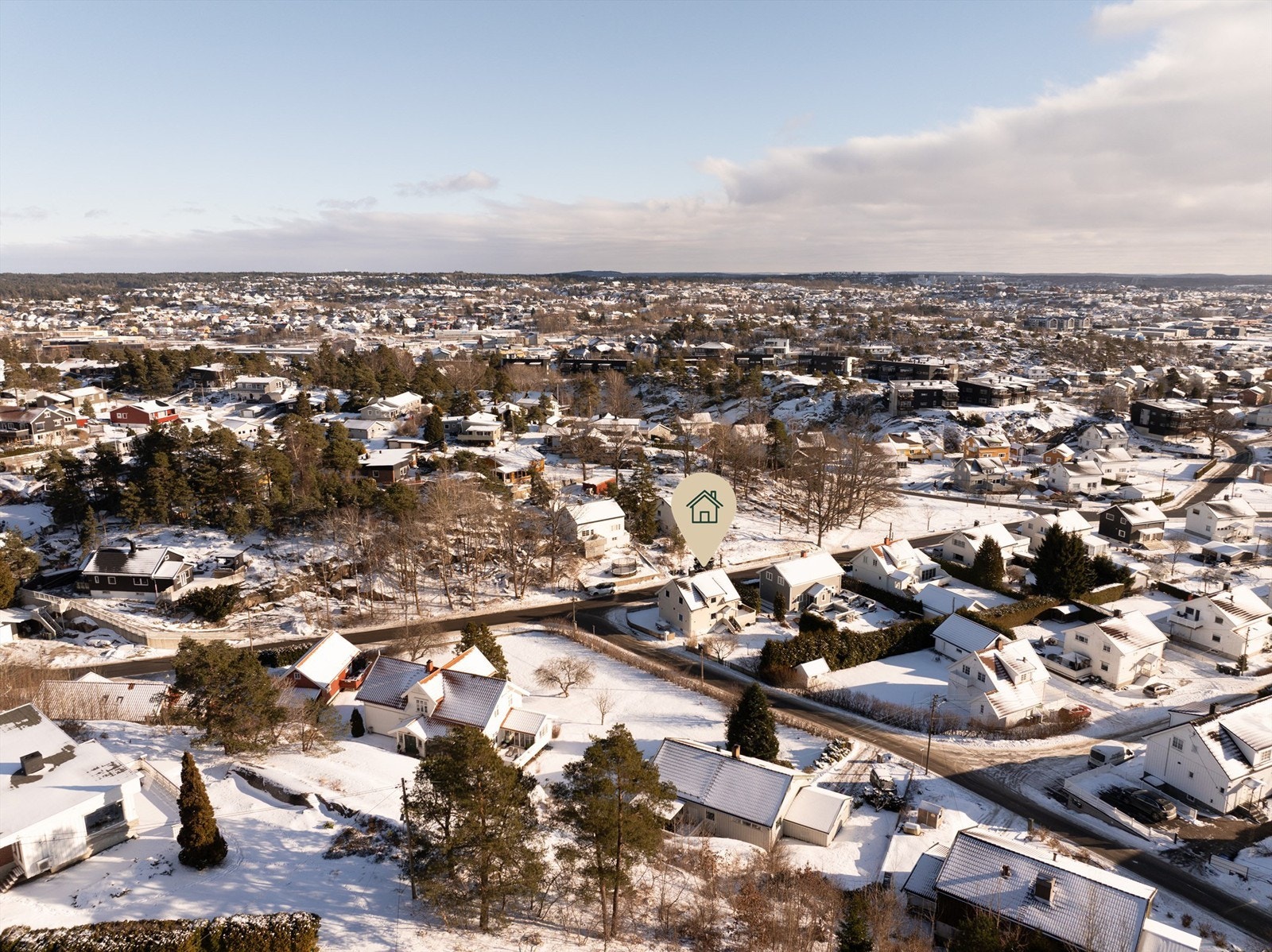 Boligen ligger meget sentralt på Gressvik. Herfra er det gangavstand til alle nærmiljøets tilbud og fasiliteter, noe som bidrar til en enklere hverdag. Fotograf; Kristoffer Kristiansen. Galleribilde