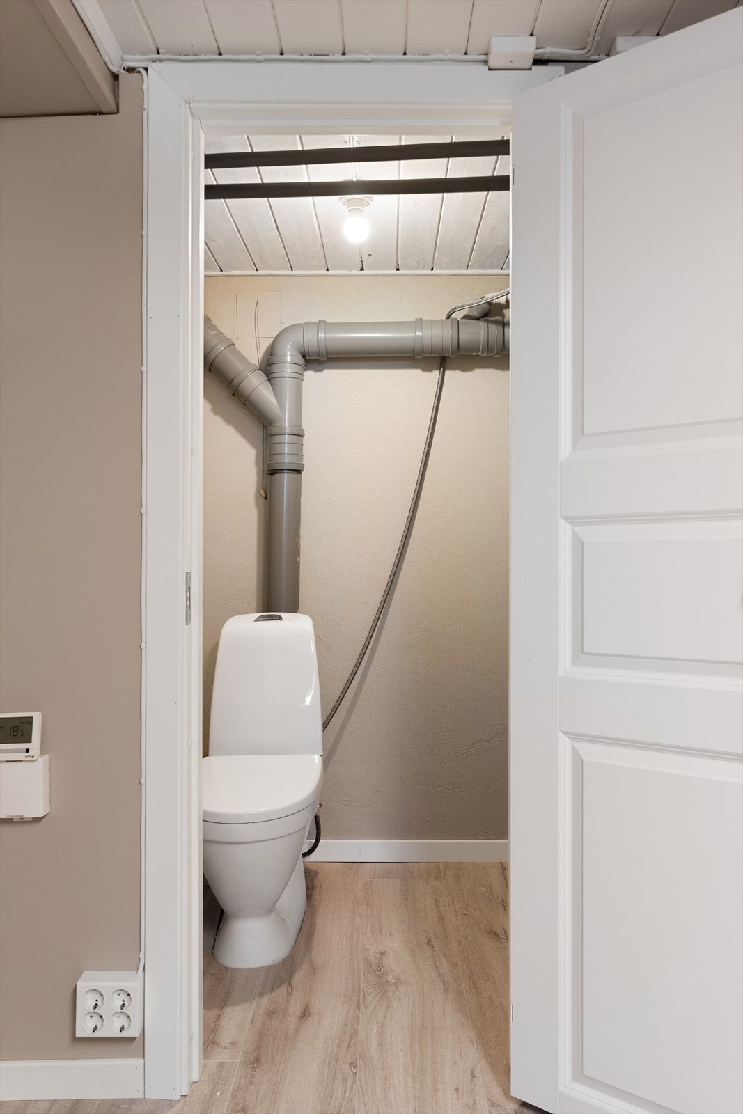 Nytt klosett ble i 2022 installert på eksisterende vann- og avløpsrør i kjelleren. Galleribilde