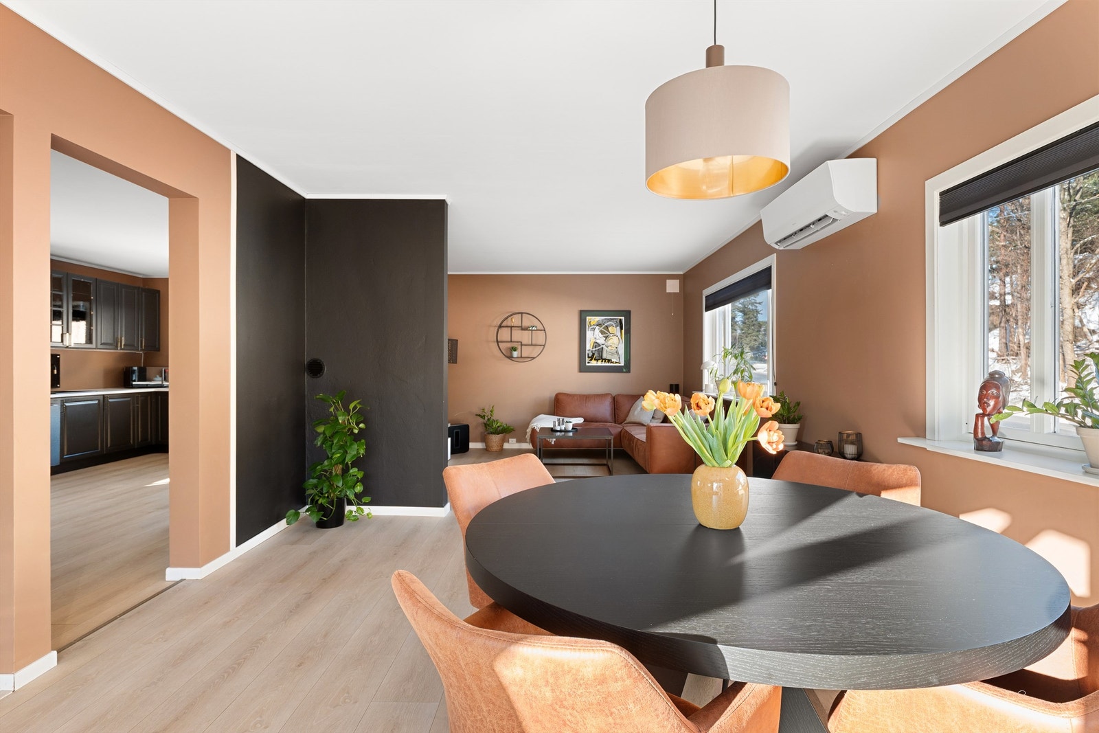 Vegger og himlinger er fornyet til glatte flater og malt både i stuen og på kjøkkenet. Nytt laminatgulv er også lagt i begge rom. Galleribilde