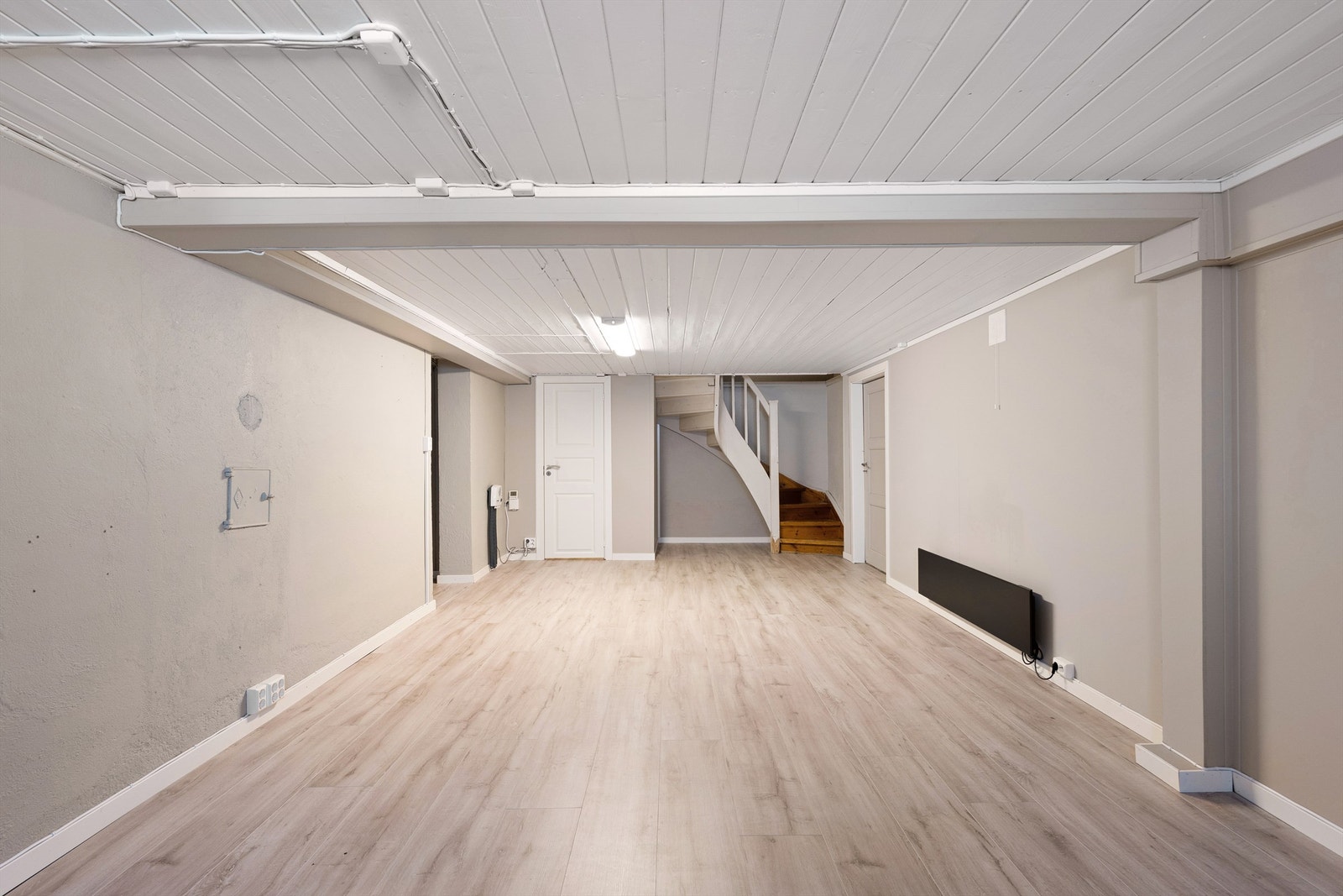 Det er påvist indikasjoner på noe fuktgjennomtrenging i kjellerens gulv og mur. Dette rommet benyttet som stue ble i 2022 pusset opp med blant annet nytt laminatgulv. Galleribilde