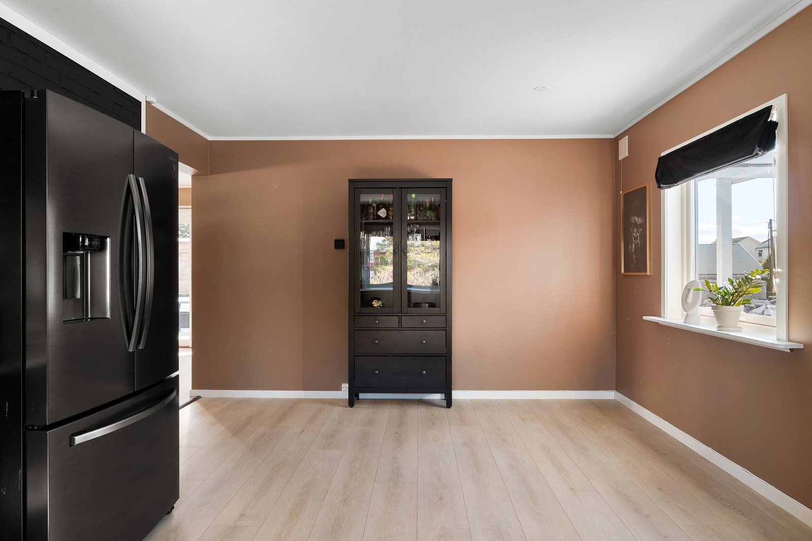 I tillegg til den omfangsrike innredningen fra Sigdal er det også god plass til et spisebord på kjøkkenet. Galleribilde