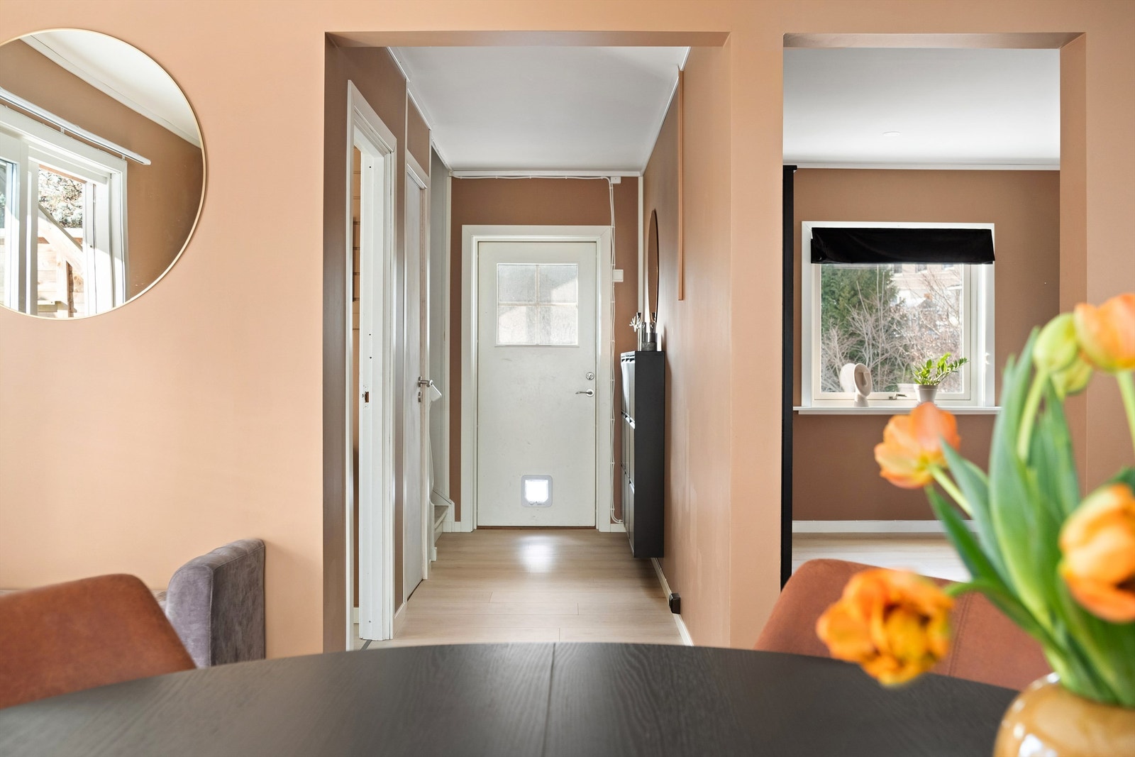 Utenom stuen og kjøkkenet inneholder etasjen også et toalettrom det er praktisk å ha på samme plan. Galleribilde