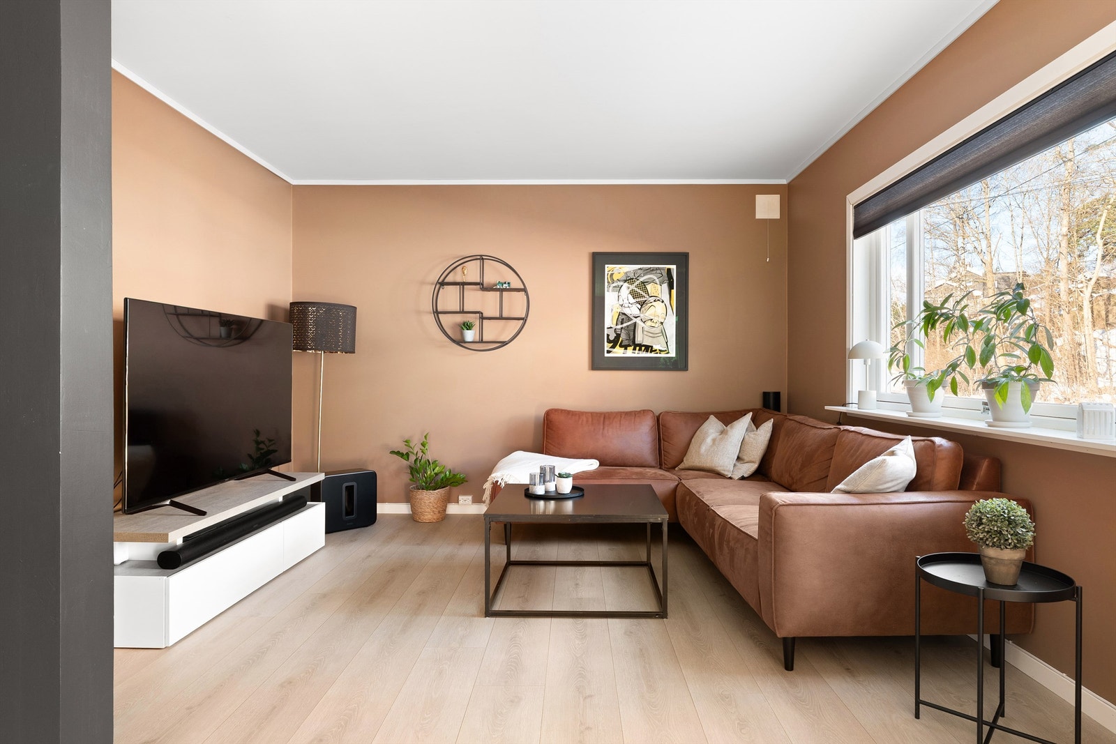 Stuen er naturlig inndelt i to soner, denne passer utmerket for en sofakrok og TV. Galleribilde