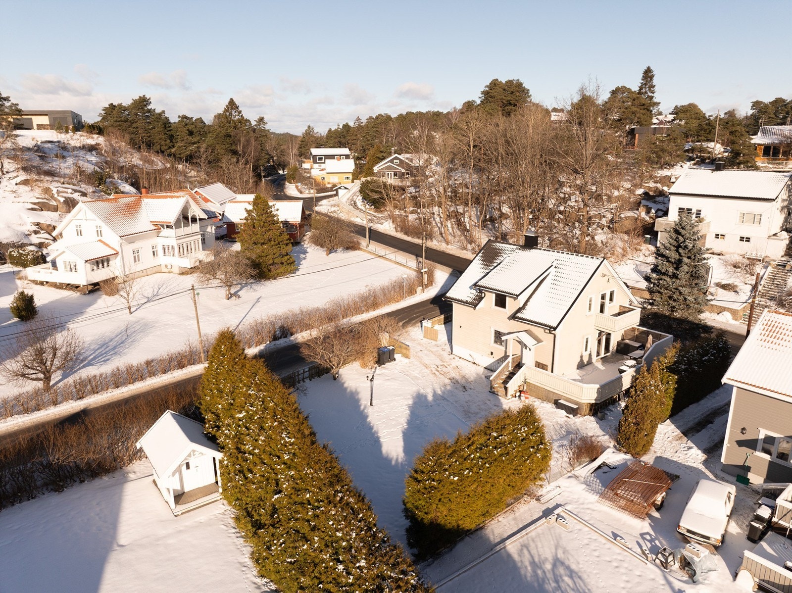 Innkjøring til eiendommen skjer fra Furuveien. Lader til EL-bil er montert på husveggen mot gårdsplassen. Galleribilde