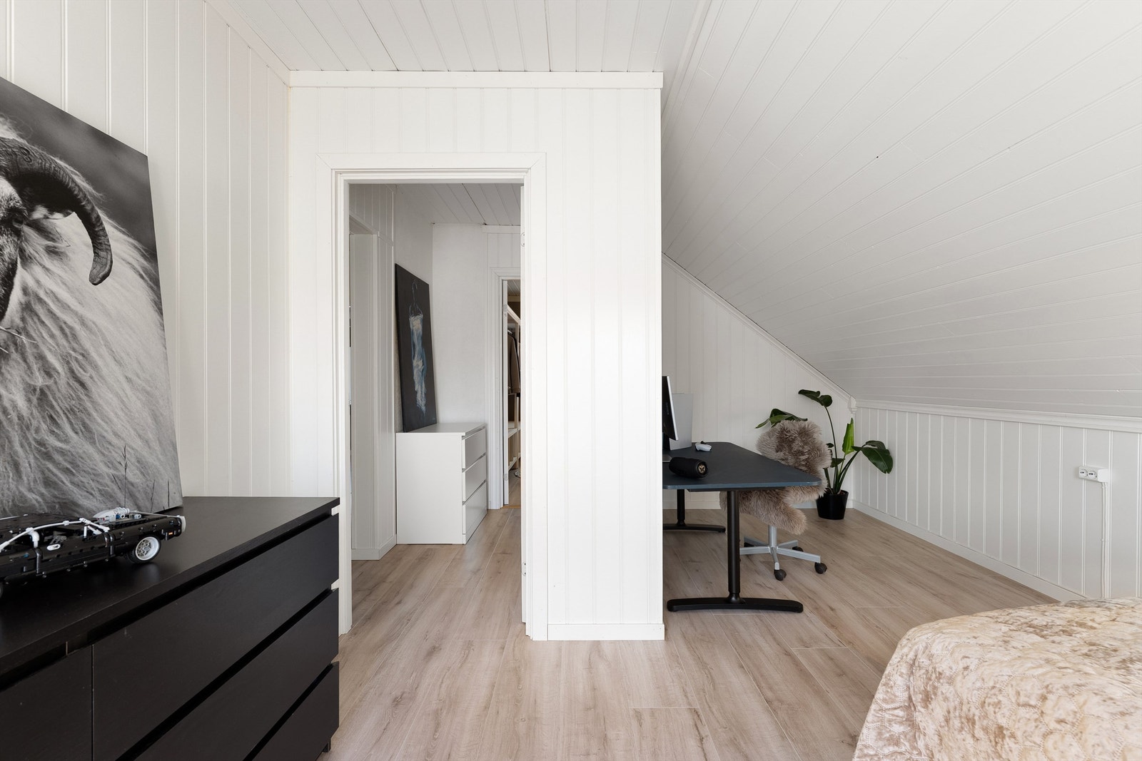 Romløsningen i andre etasje er noe ombygget i senere år. Nytt laminatgulv ble samtidig lagt gjennomgående mellom flere rom. Galleribilde