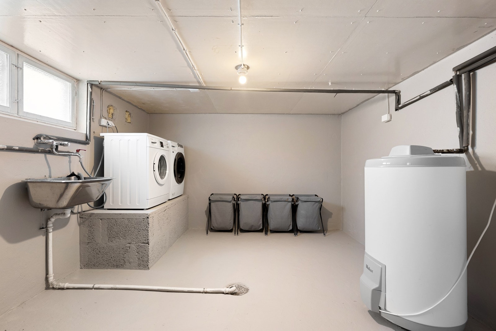 Vaskerommet er nymalt og i daglig bruk, men gitt TG 3. Renovering av rommet bør dermed påregnes. Himlingen er av eternittplater. Galleribilde