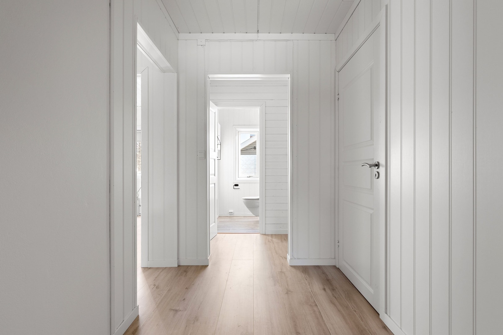 Med alle boligens soverom samlet i andre etasje er det praktisk at også et toalettrom finnes på samme plan. Galleribilde