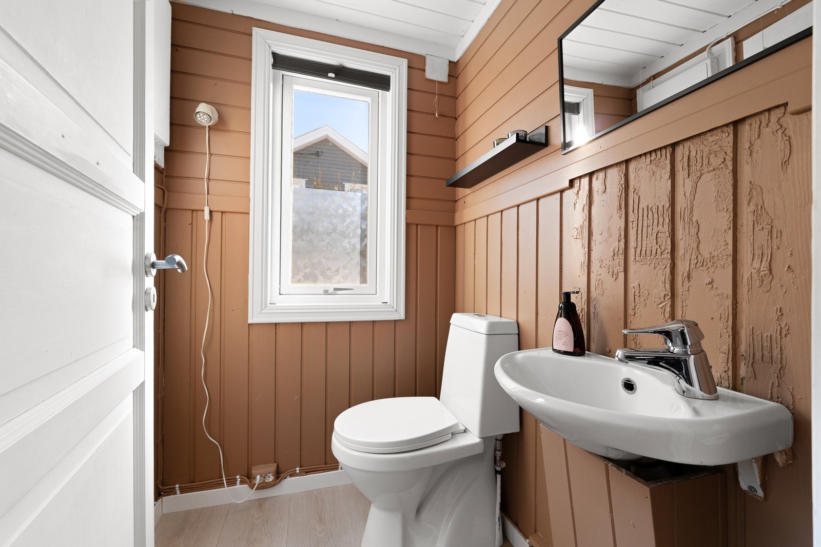 Toalettrommet i første etasje ble i 2025 oppgradert med både nytt klosett og nytt laminatgulv. Her finnes også ett av boligens to sikringsskap som begge oppgradert i 2022. Galleribilde