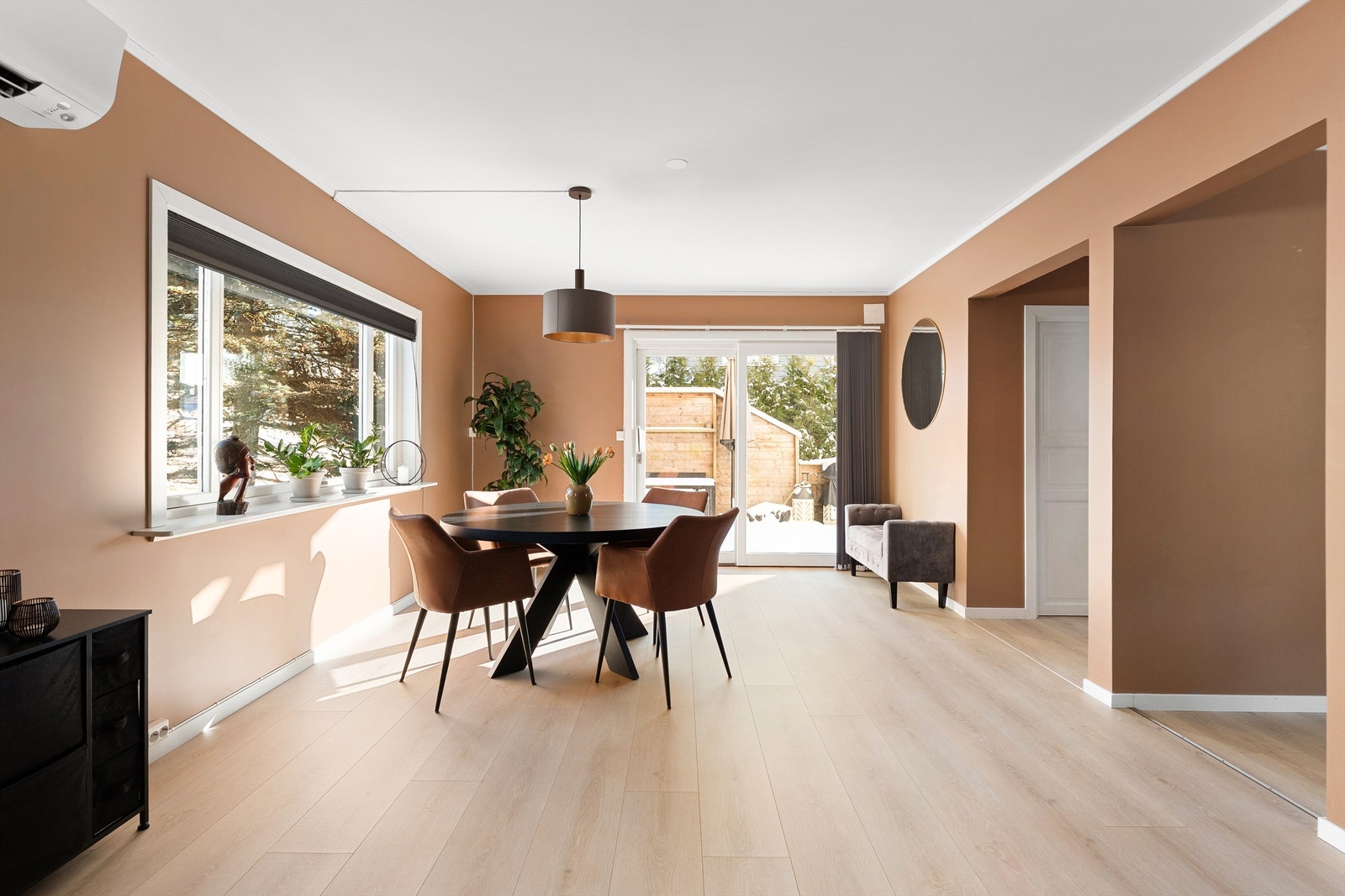 Spisestuen er enkel å møblere med en større bordløsning og fungerer godt i sammenkomster som bursdager og høytider - med mer. Galleribilde