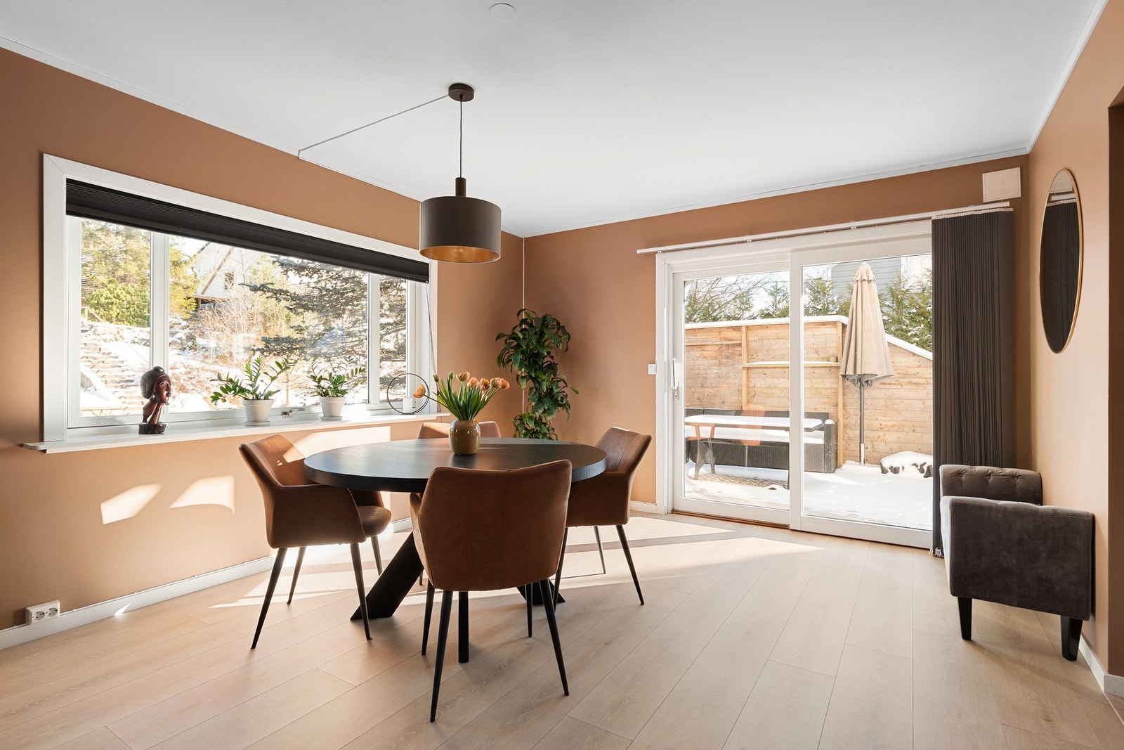 Første og andre etasje er omfattende pusset opp i senere år, hovedsakelig i 2022. Resultatet er et tidsaktuelt og helhetlig uttrykk. Galleribilde