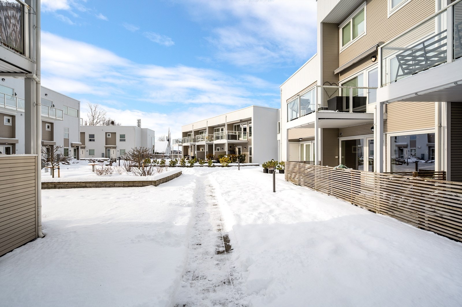 Boligen har en svært attraktiv og barnevennlig beliggenhet i et populært og etablert boligområde i Fana. Galleribilde