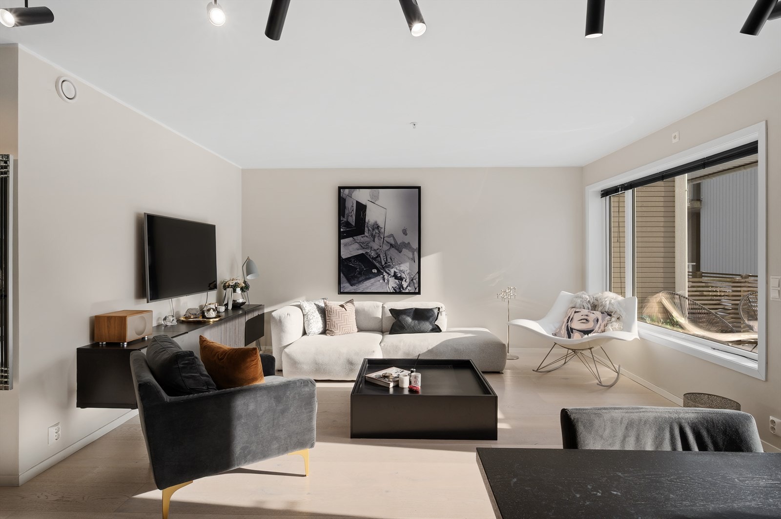 De store vindusflatene sørger for rikelig med naturlig lysinnslipp. Galleribilde