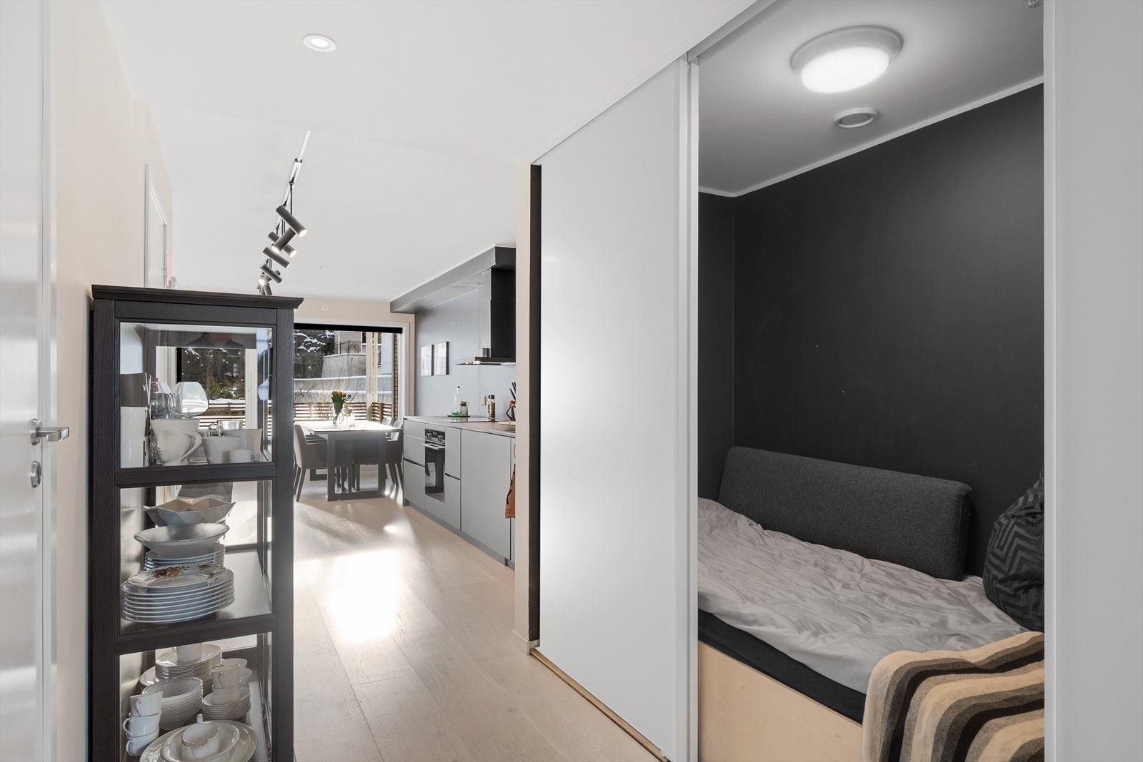 Romslig garderobeskap med god plass til oppbevaring. Galleribilde