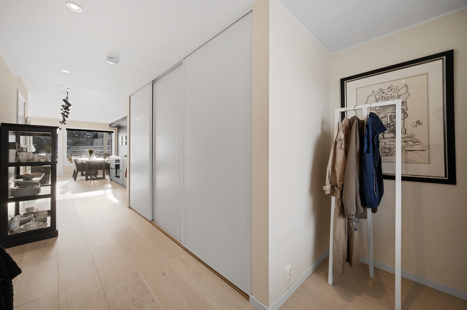 Velkommen inn - Lys ig romslig entré med god plass til oppheng av yttertøy. Galleribilde