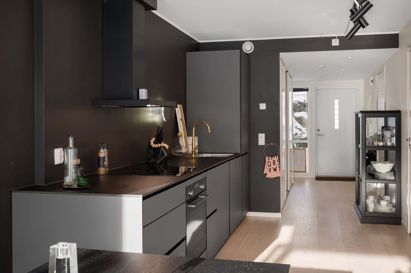 Kjøkkenet er innredet med kjøl/fryseskap, oppvaskmaskin, stekeovn og ventilator. Det er montert komfyrvakt og vannstoppsystem. Galleribilde