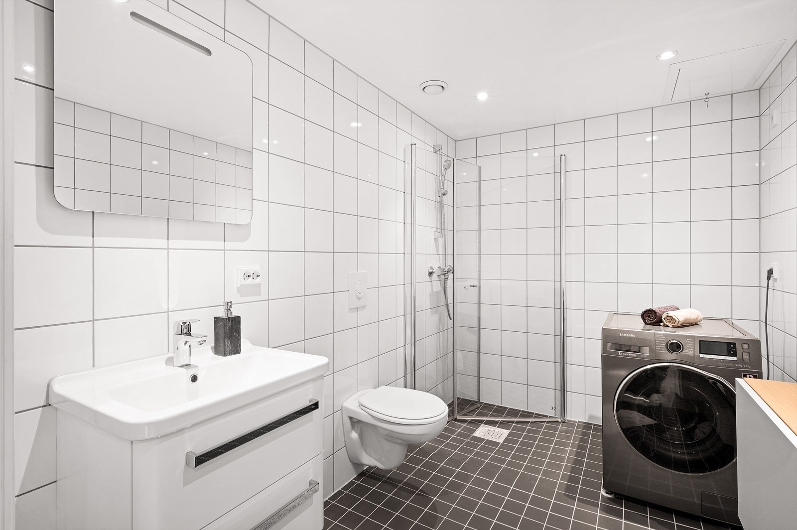 Badet har opplegg for vaskemaskin. Galleribilde