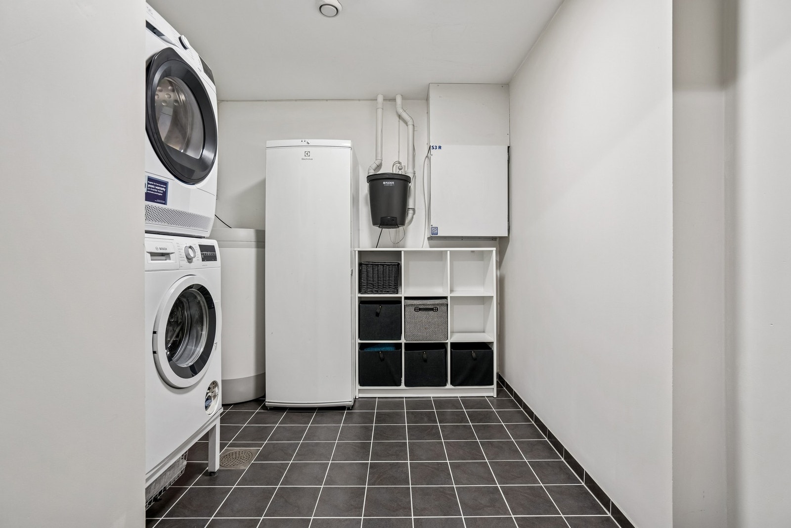 Praktisk vaskerom med plass til både vask og tørk. Galleribilde
