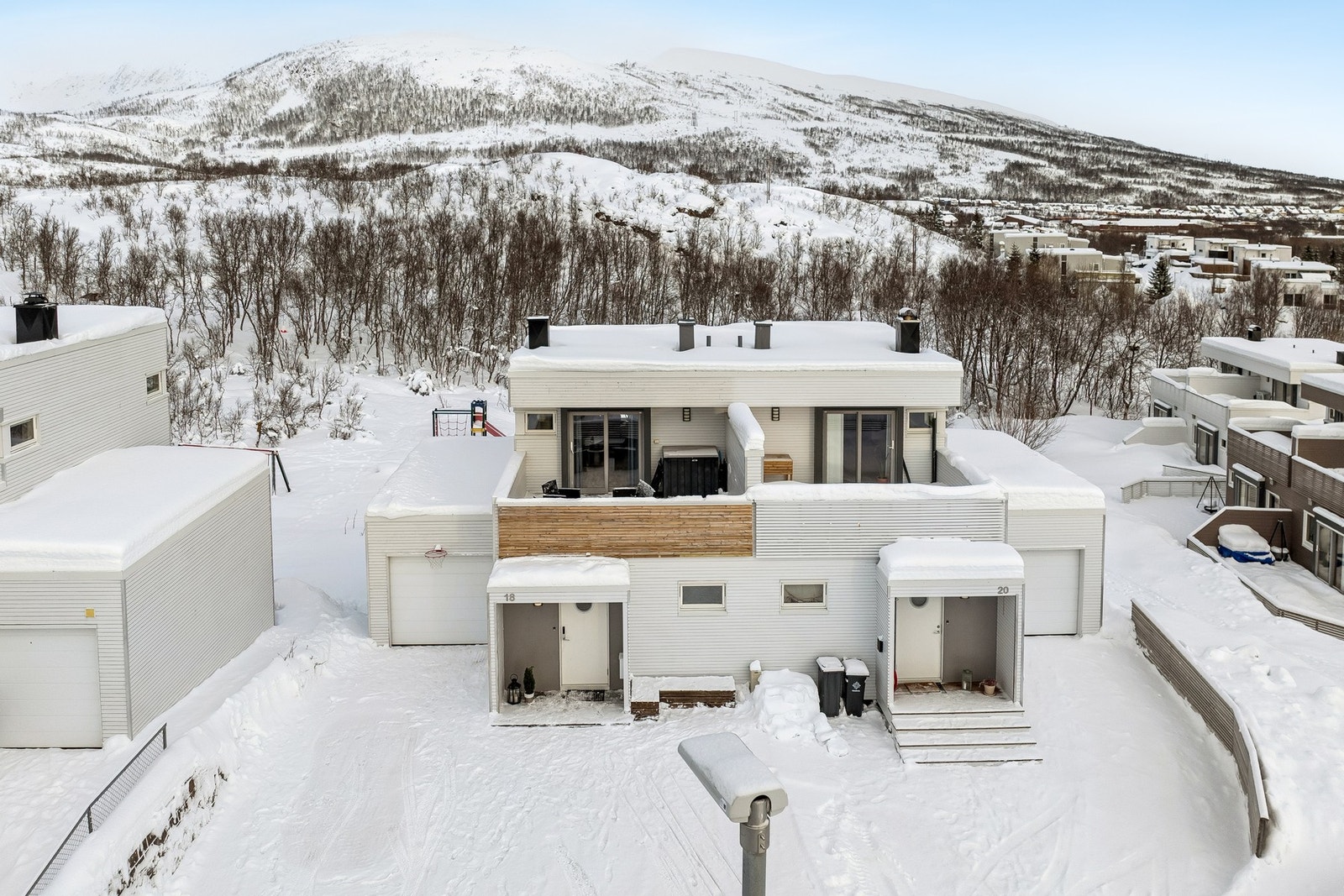 Bilen parkerer du trygt i garasjen. I tillegg er det biloppstilingsplasser på tomten. Galleribilde