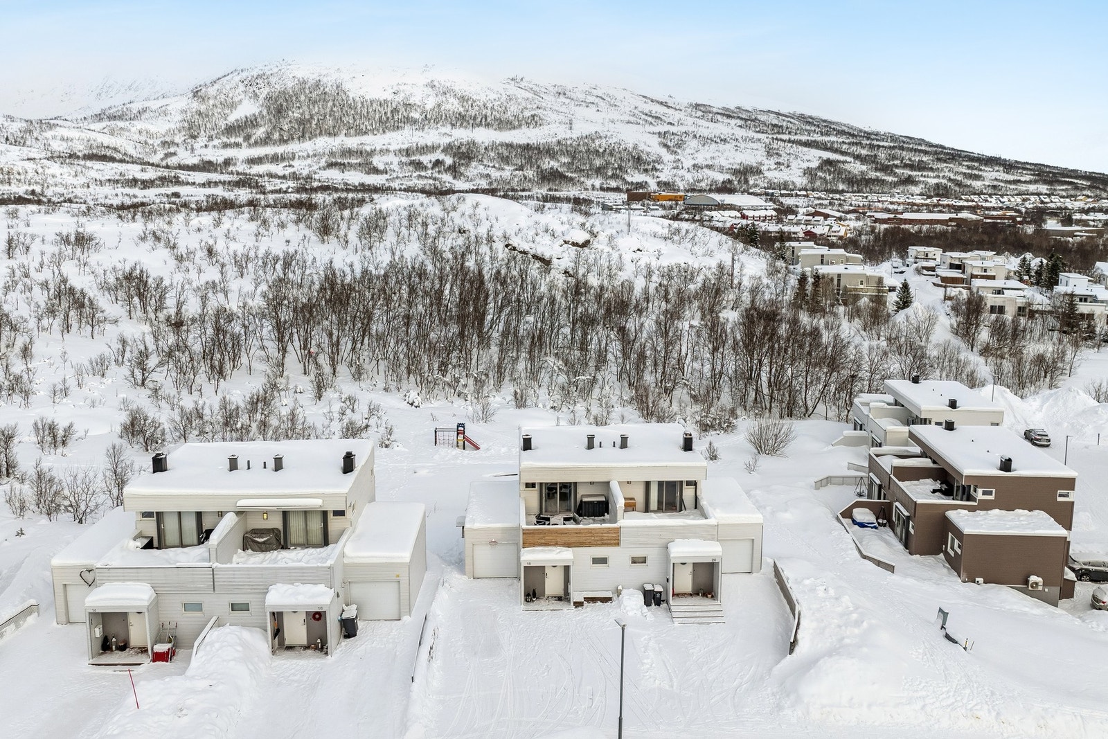 Eiendommen har en fin beliggenhet mot friområder. Galleribilde