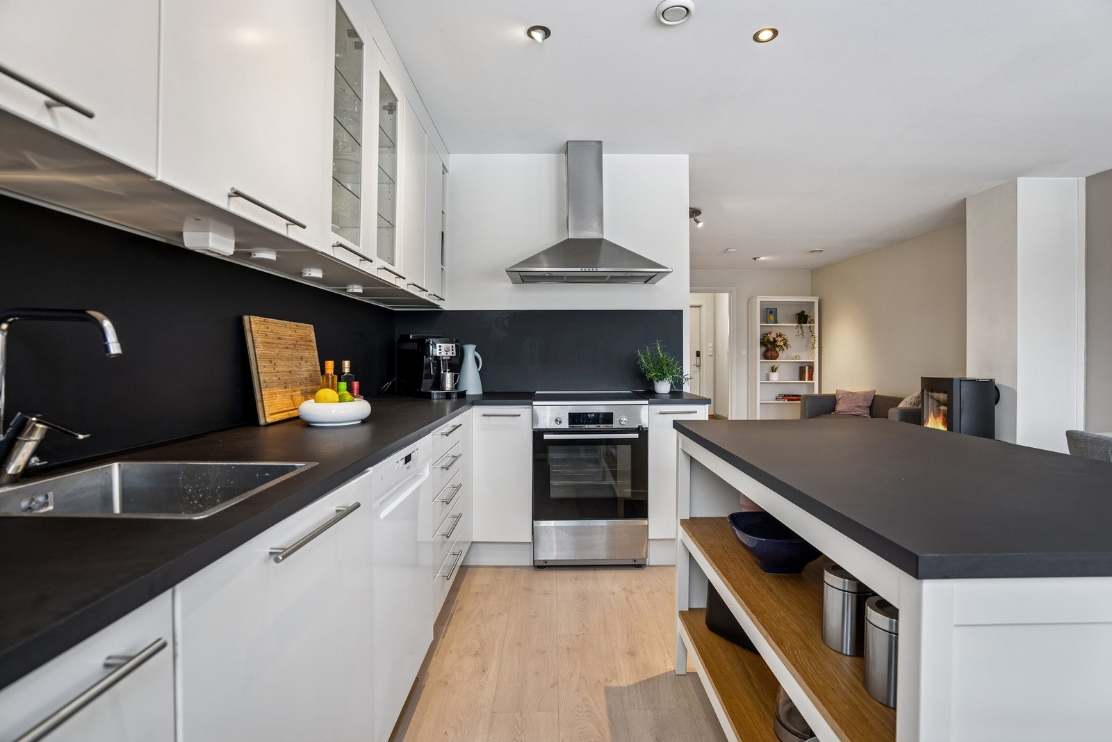 Gjennomtenkte detaljer - fra de rene linjene i innredningen til de delikate materialvalgene som skaper en harmonisk og elegant helhet Galleribilde