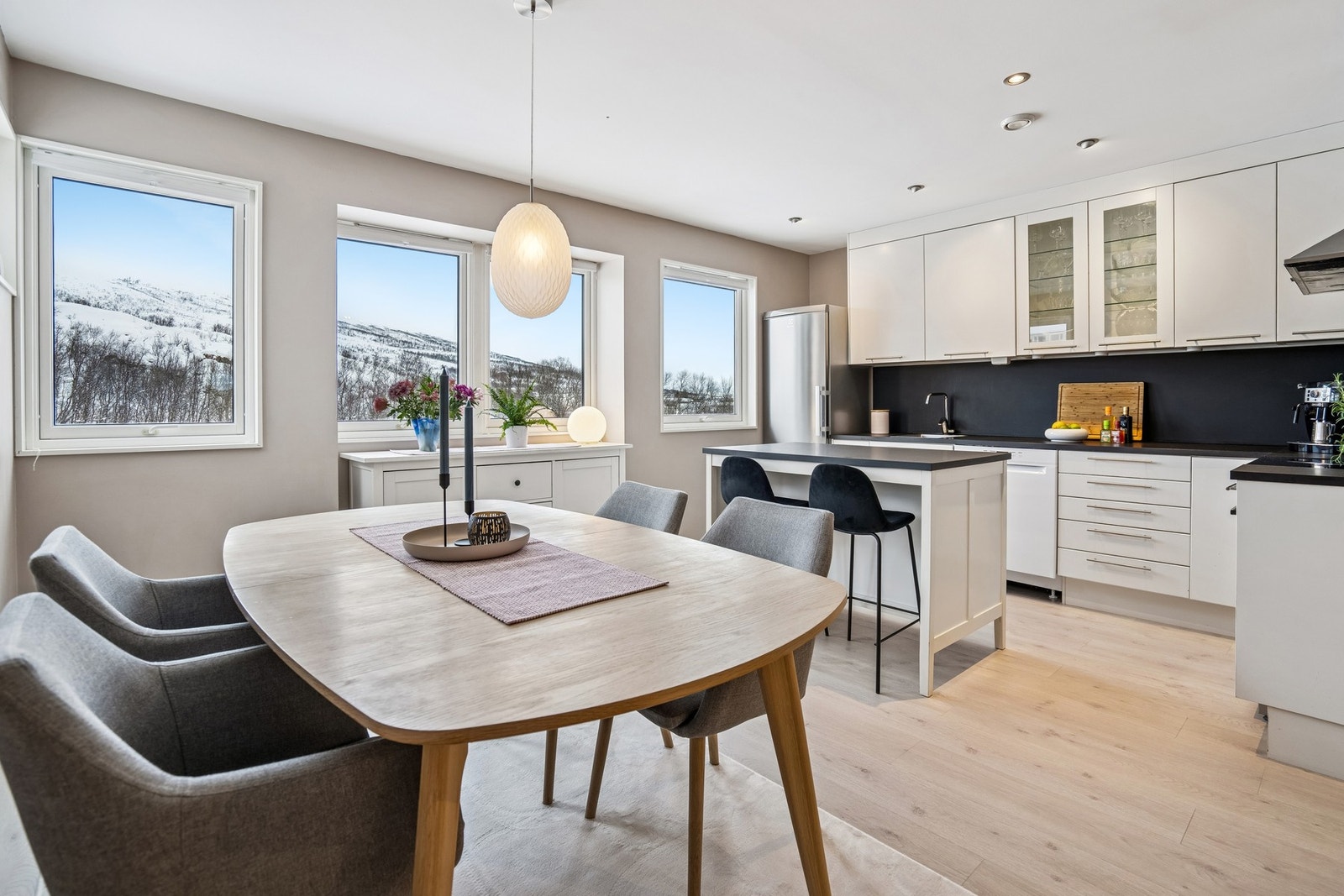 Lys og innbydende spisestue med god plass til familie og gjester Galleribilde