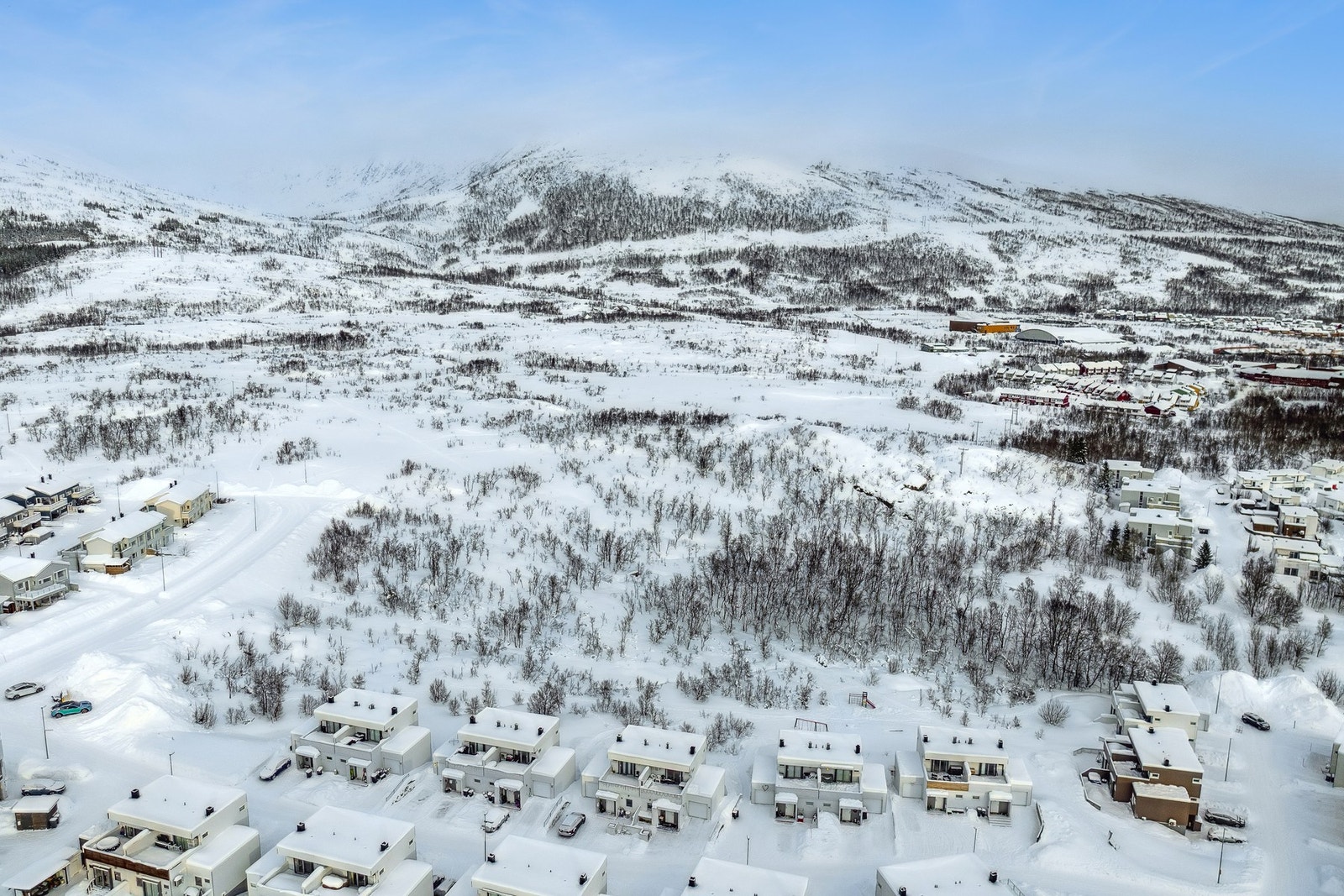 Det er også idrettshall med kunstgress og en fotballbane i nærområdet. Galleribilde