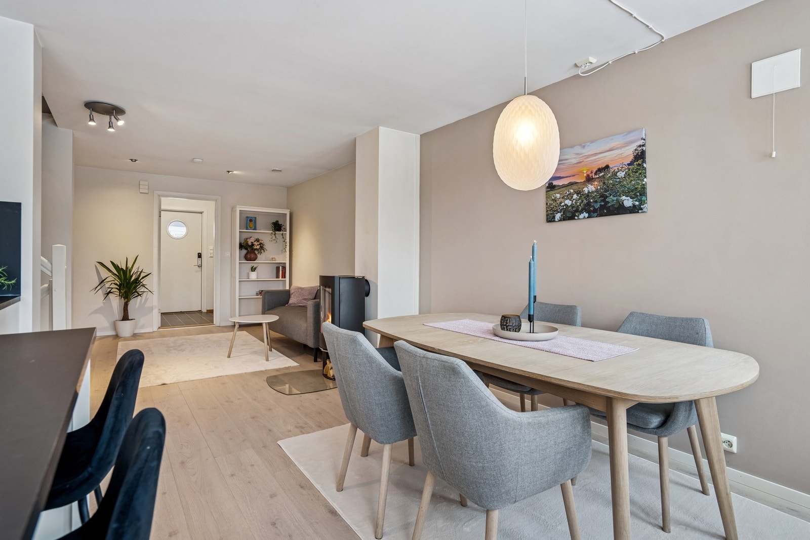 Rett ved spisestuen ligger en koselig stue Galleribilde