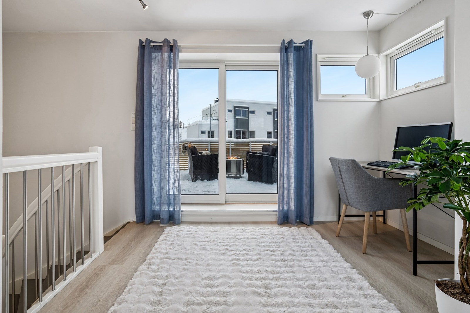 Fra stuen er det utgang til verandaen. Galleribilde