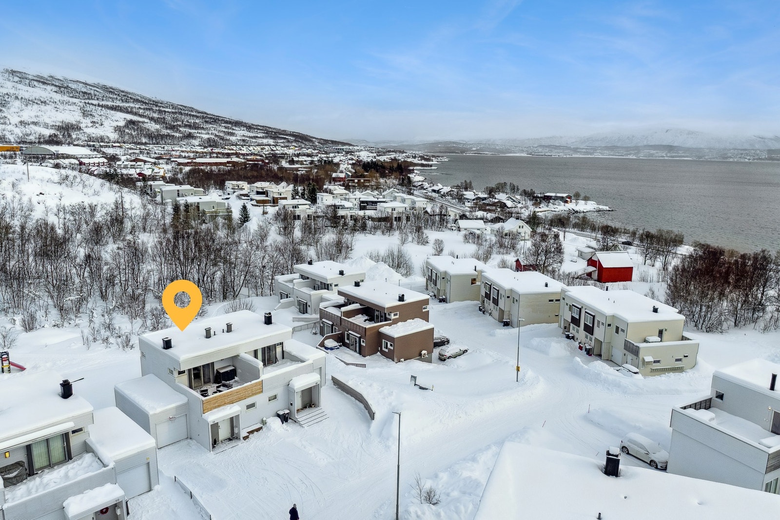 Her har vi for salg en stilren bolig over tre plan med et moderne uttrykk og tidsriktige detaljer. Galleribilde