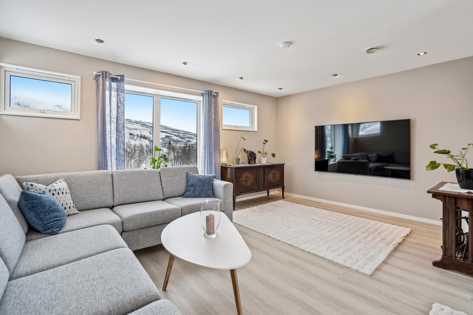 De store vindusflatene, slipper inn rikelig med dagslys og skaper en varm, åpen og behagelig atmosfære gjennom hele dagen Galleribilde