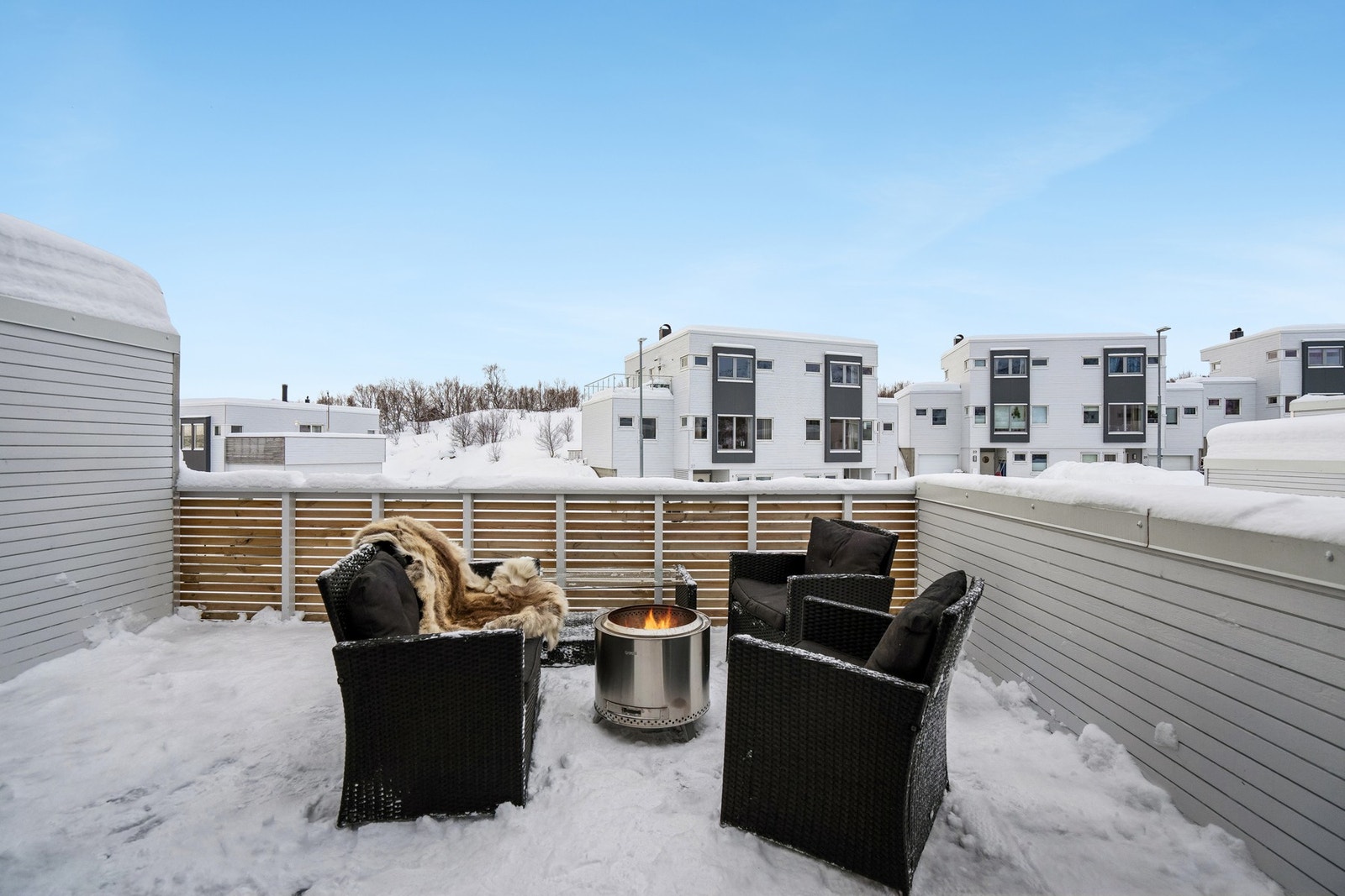 Solrike uteplasser, som inviterer til hyggelige stunder hele dagen. Galleribilde