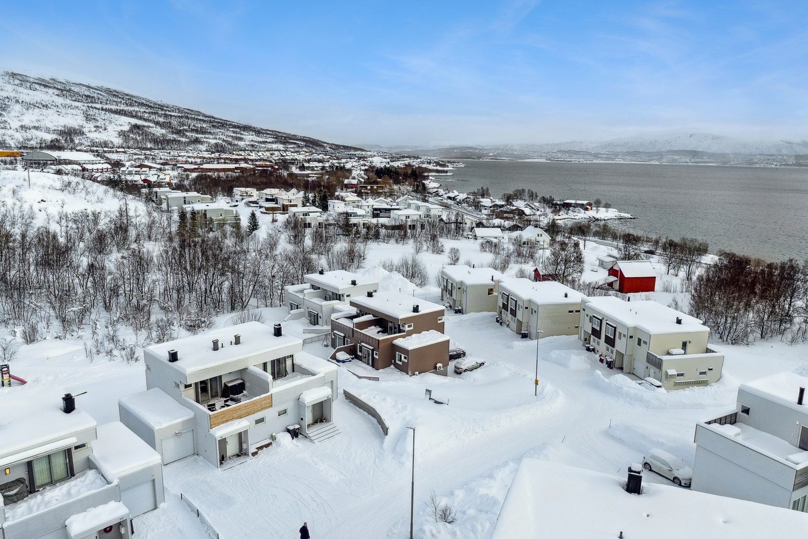 Kort vei til Storelva barneskole, bussforbindelser, barnehage, Kvaløya VGS og byens beste ferskvaredisk hos Eide Handel. Galleribilde