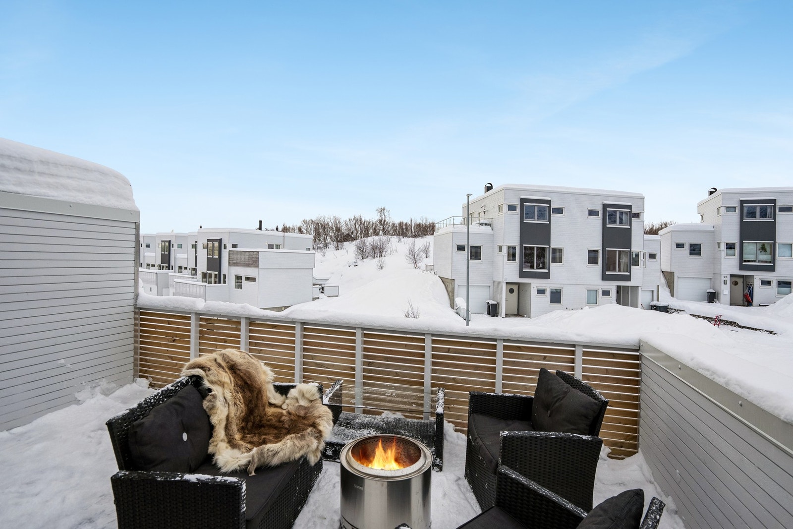 Romslig veranda med god plass til sittegruppe og utekos. Galleribilde