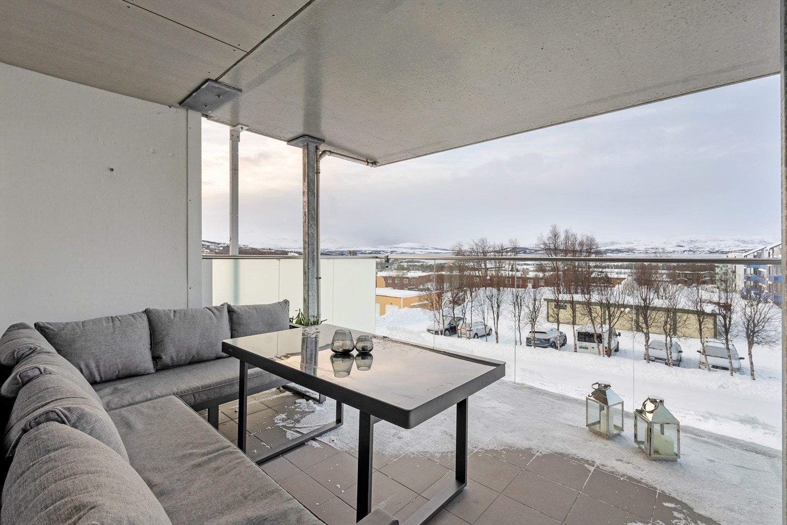 Balkongen har gjennomgått en nyere oppgradering med utskifting og utvidelse, ferdigstilt 16.04.2021. Galleribilde