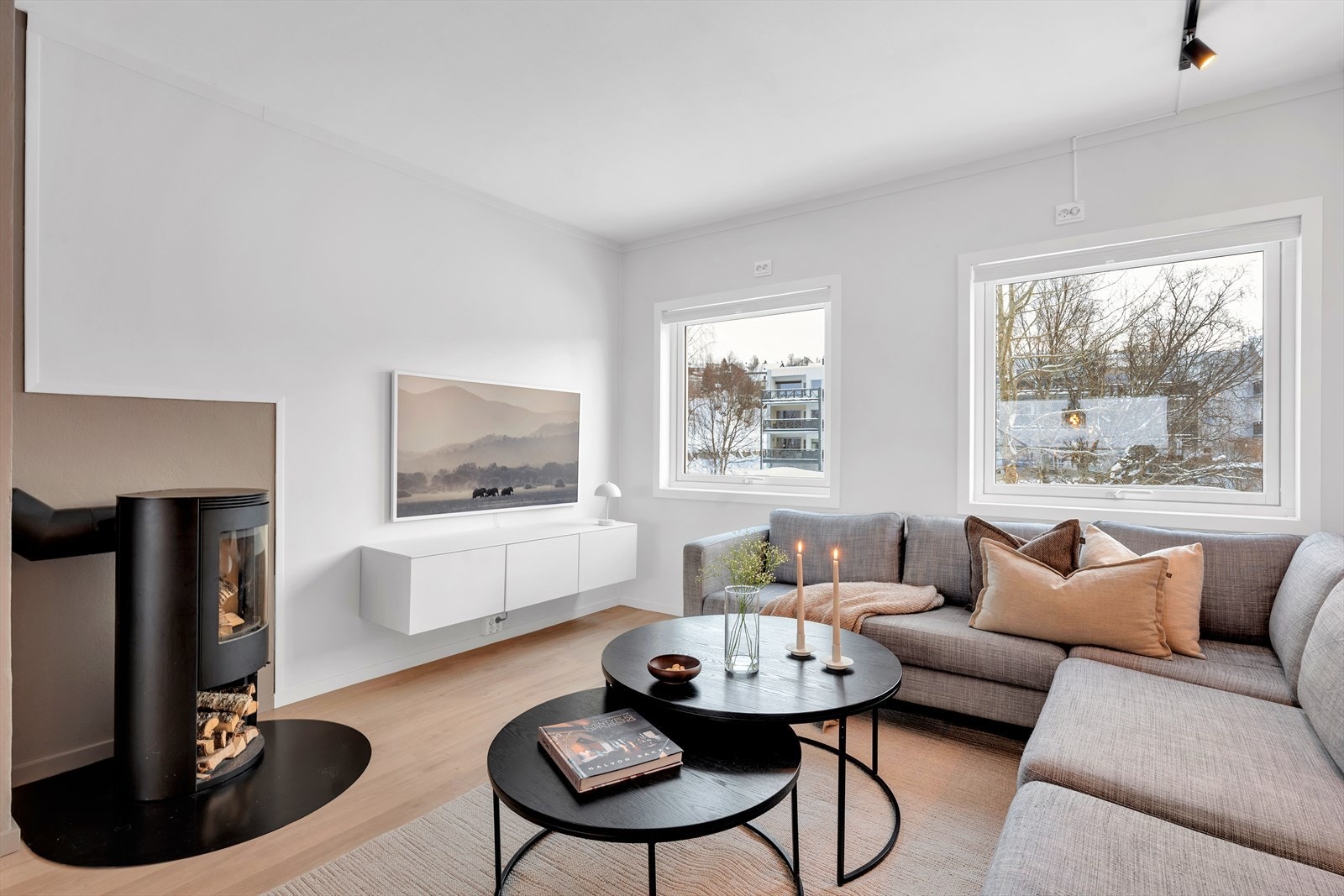 Pen og innbydende stue med rikelig lysinnslipp, samt vedovn/peis. Galleribilde