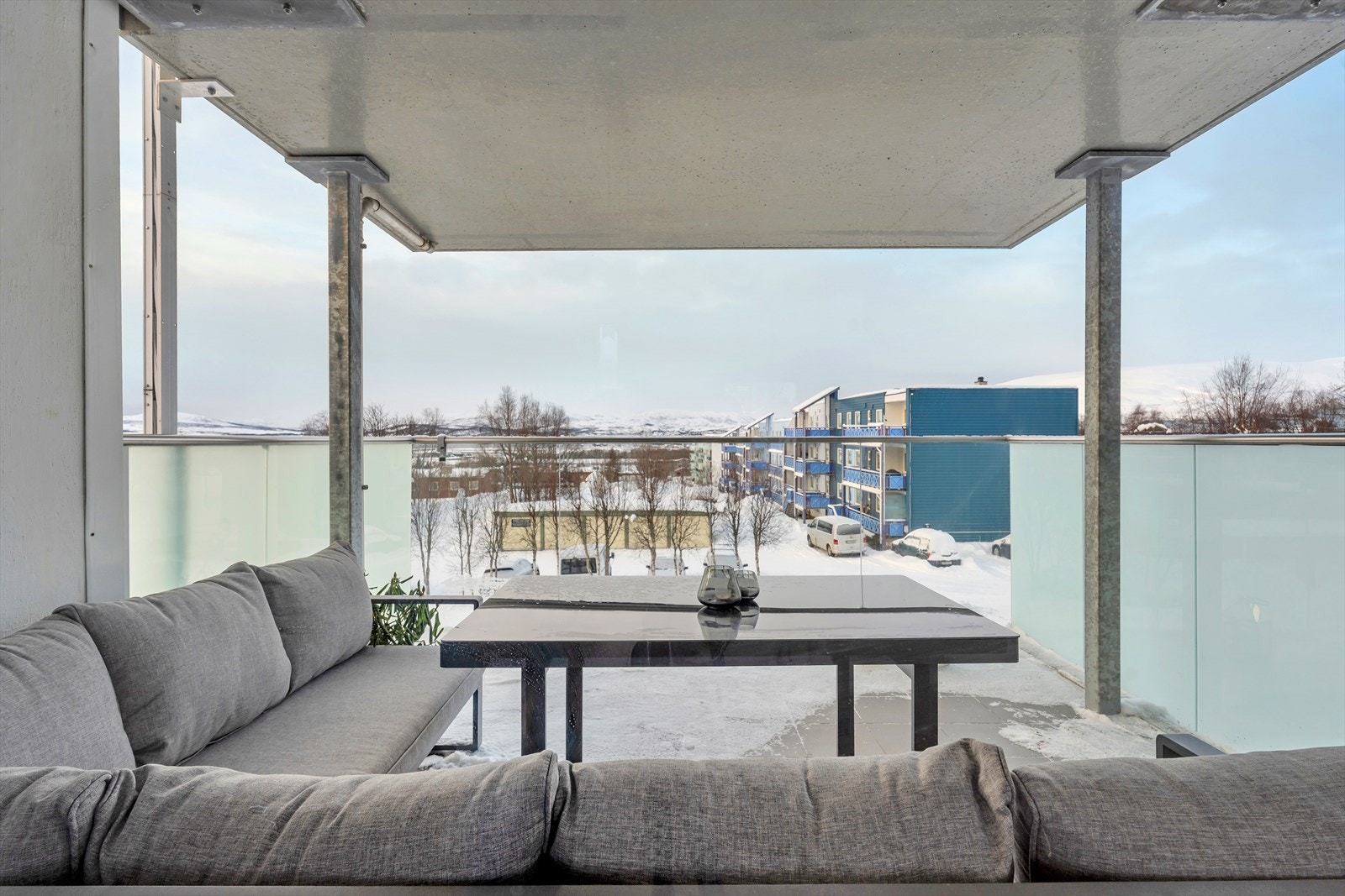 Vestvendt balkong som byr på svært gode solforhold store deler av dagen. Galleribilde