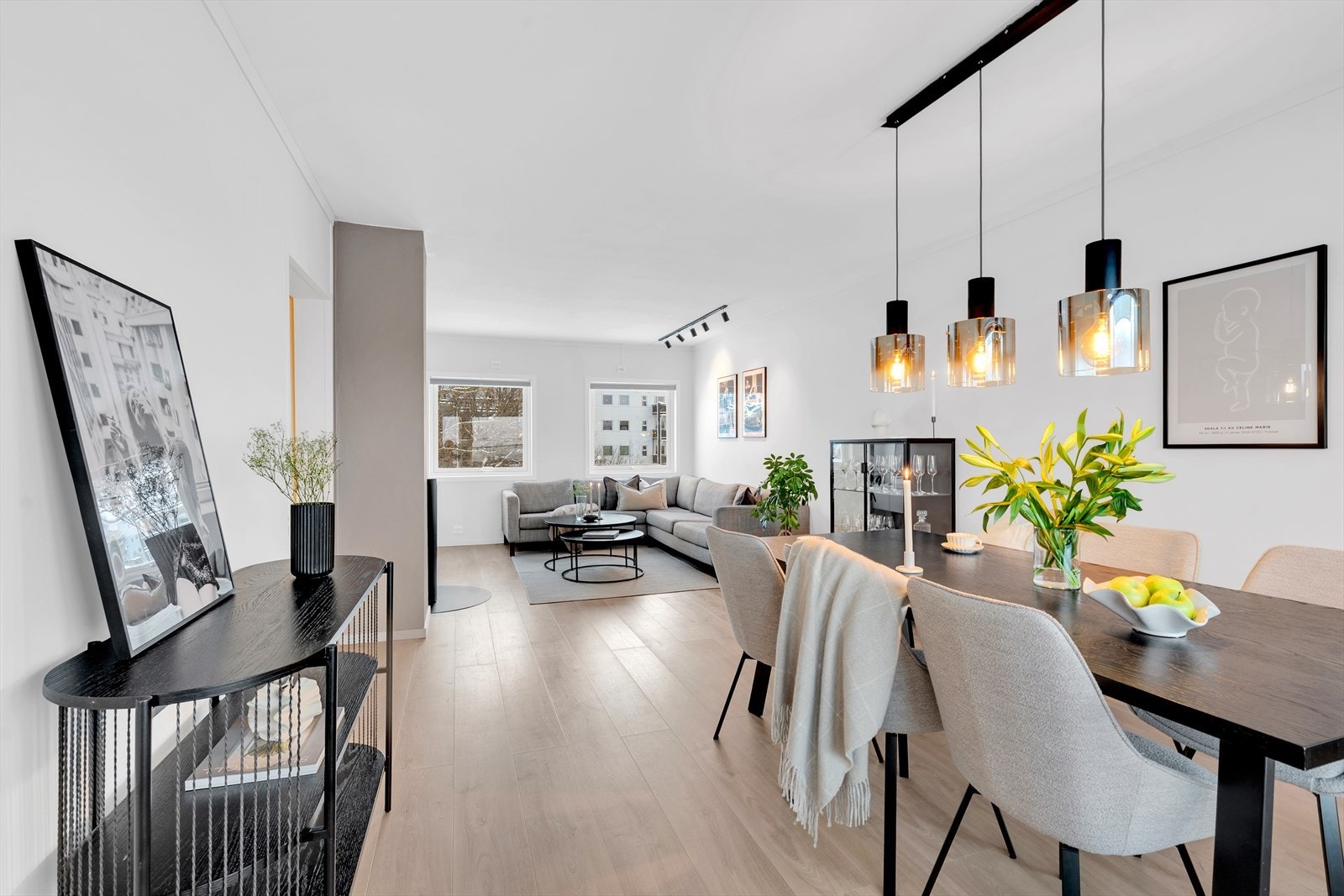 Spisegruppen faller naturlig inn like ved kjøkkenet. Galleribilde