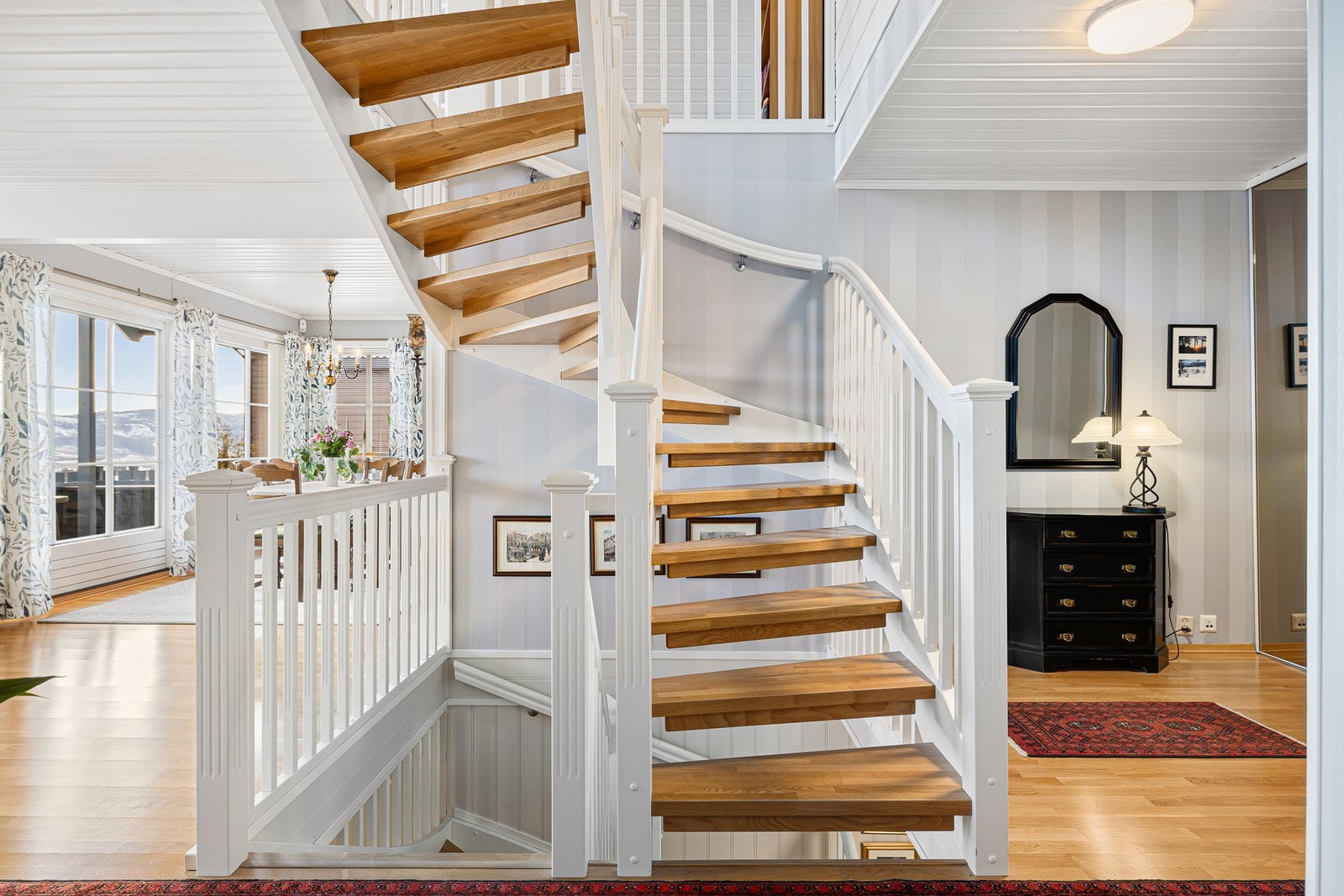 Videre opp til boligens 2. etasje med loftstue, to soverom og tilhørende bodareal. Galleribilde