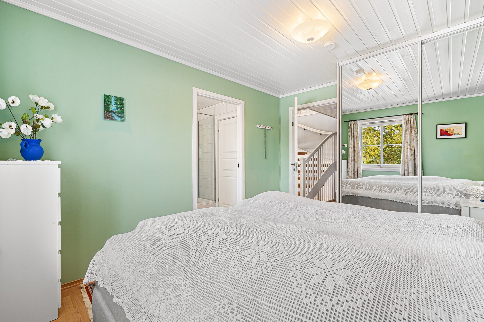 Her har du god plass til dobbeltseng med tilhørende dobbelt garderobeskap. Galleribilde