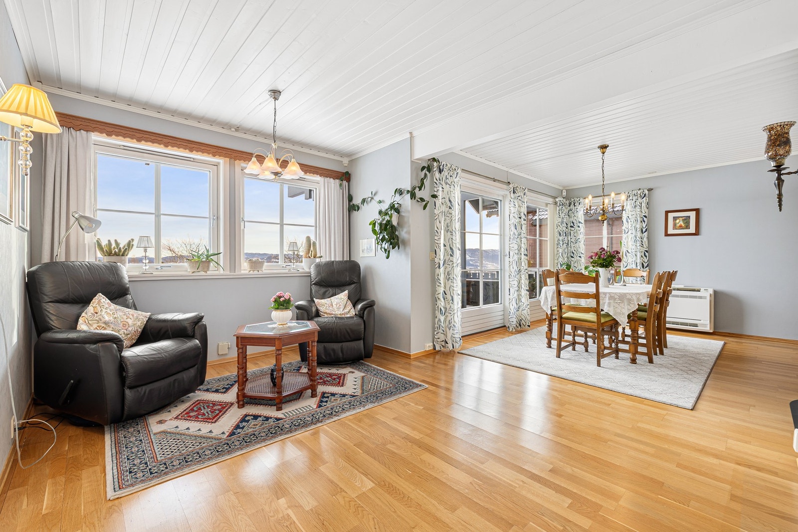 Store vindusflater bidrar til boligens lette og luftige atmosfære. Galleribilde