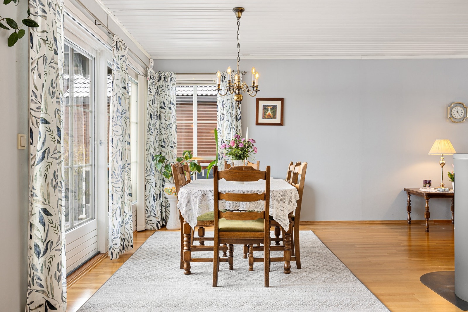 I spisestuen (bak spisebordet) er det installert varmepumpe som gir er svært behagelig inneklima året rundt. Galleribilde