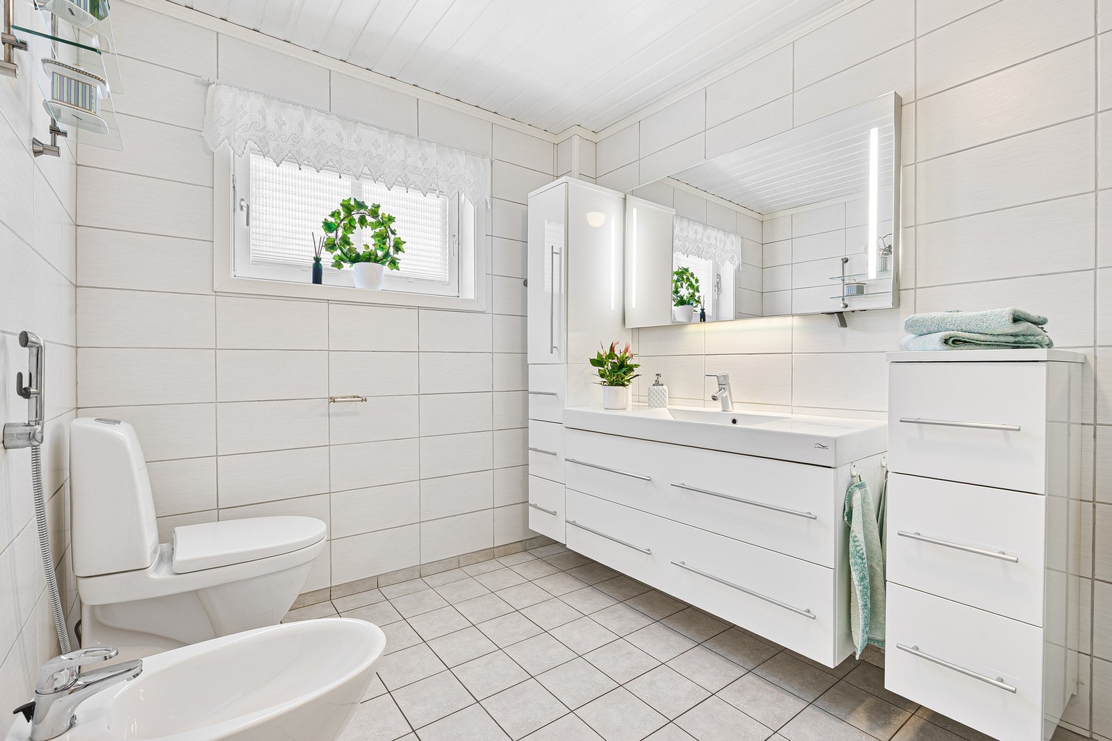 Bad i 1. etasje er på ca. 7 kvm og er utstyrt med moderne innredning med mye lagringsplass, toalett, bidé og dusjkabinett. Galleribilde