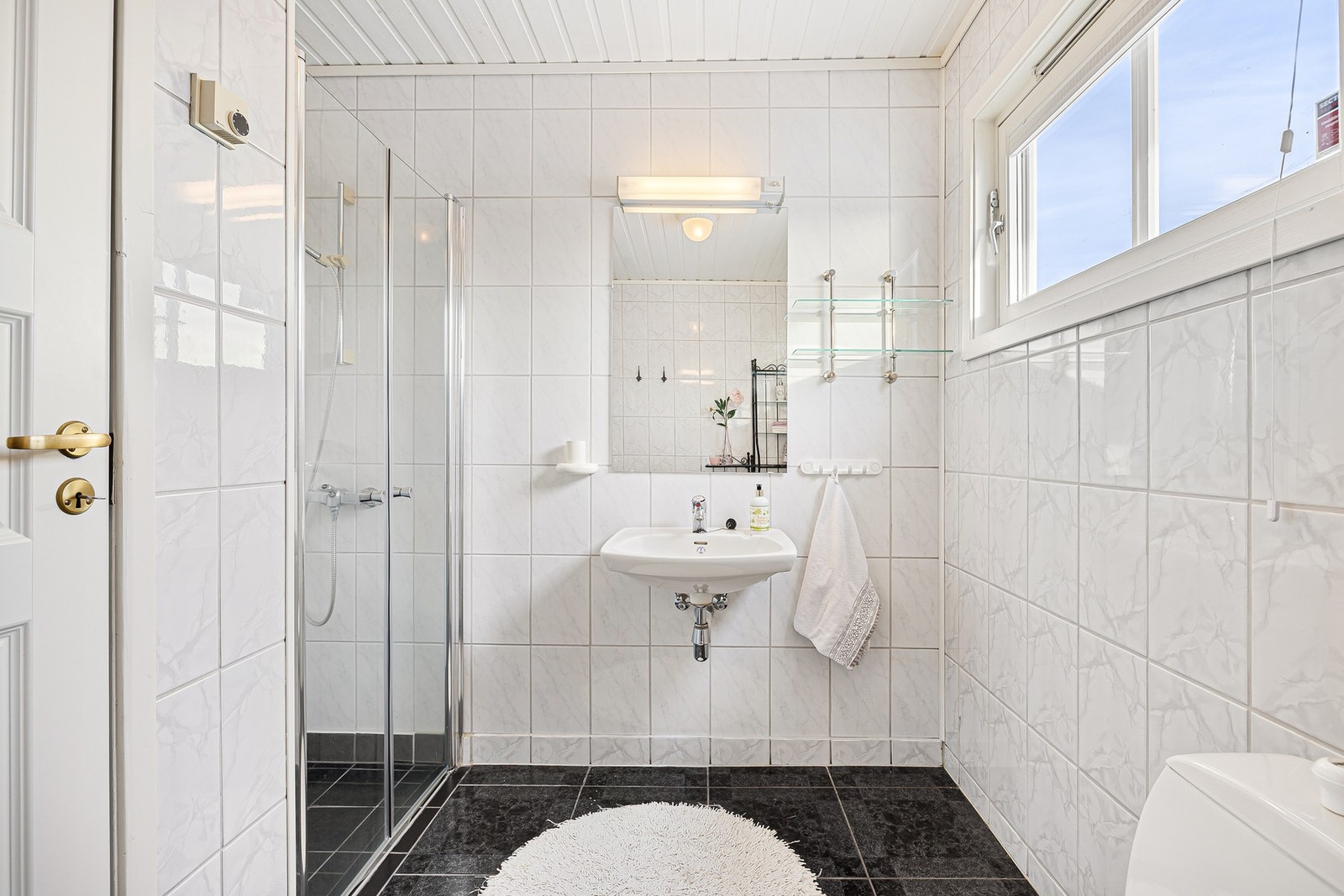 Flislagt bad i sokkeletasje på ca. 5 kvm. Varmekabler i gulv. Galleribilde