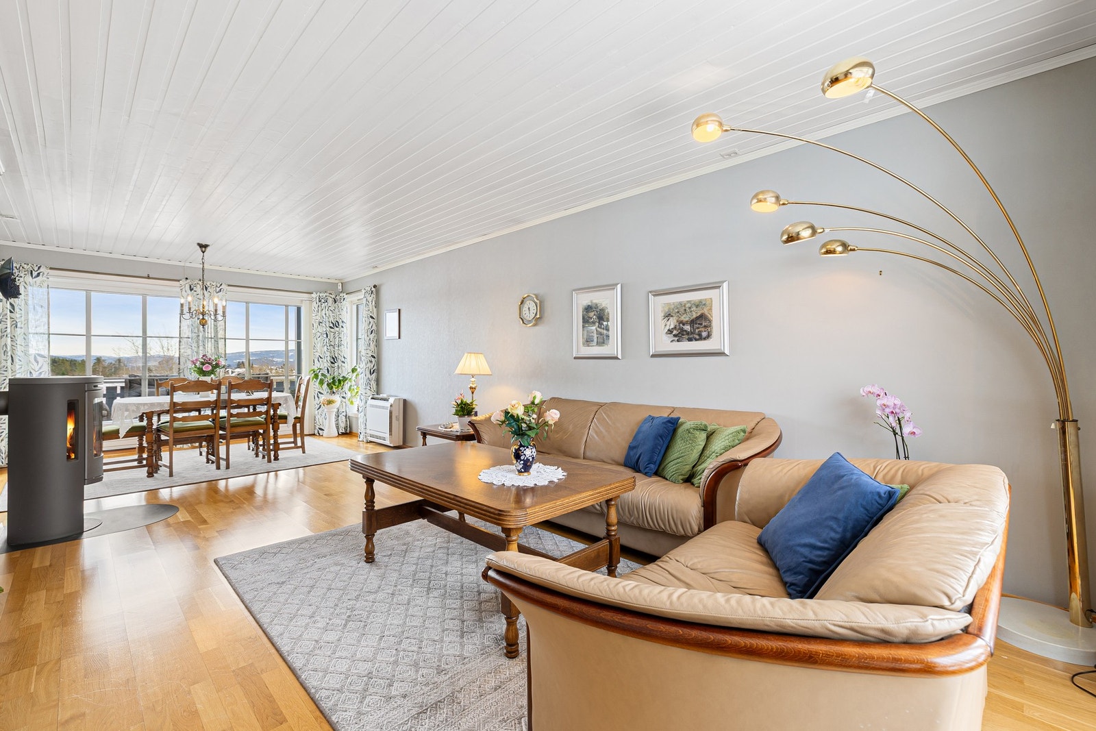 Stuen er på 42 kvm og har flere ulike soner med god plass til sofagruppe og spisebord. Galleribilde