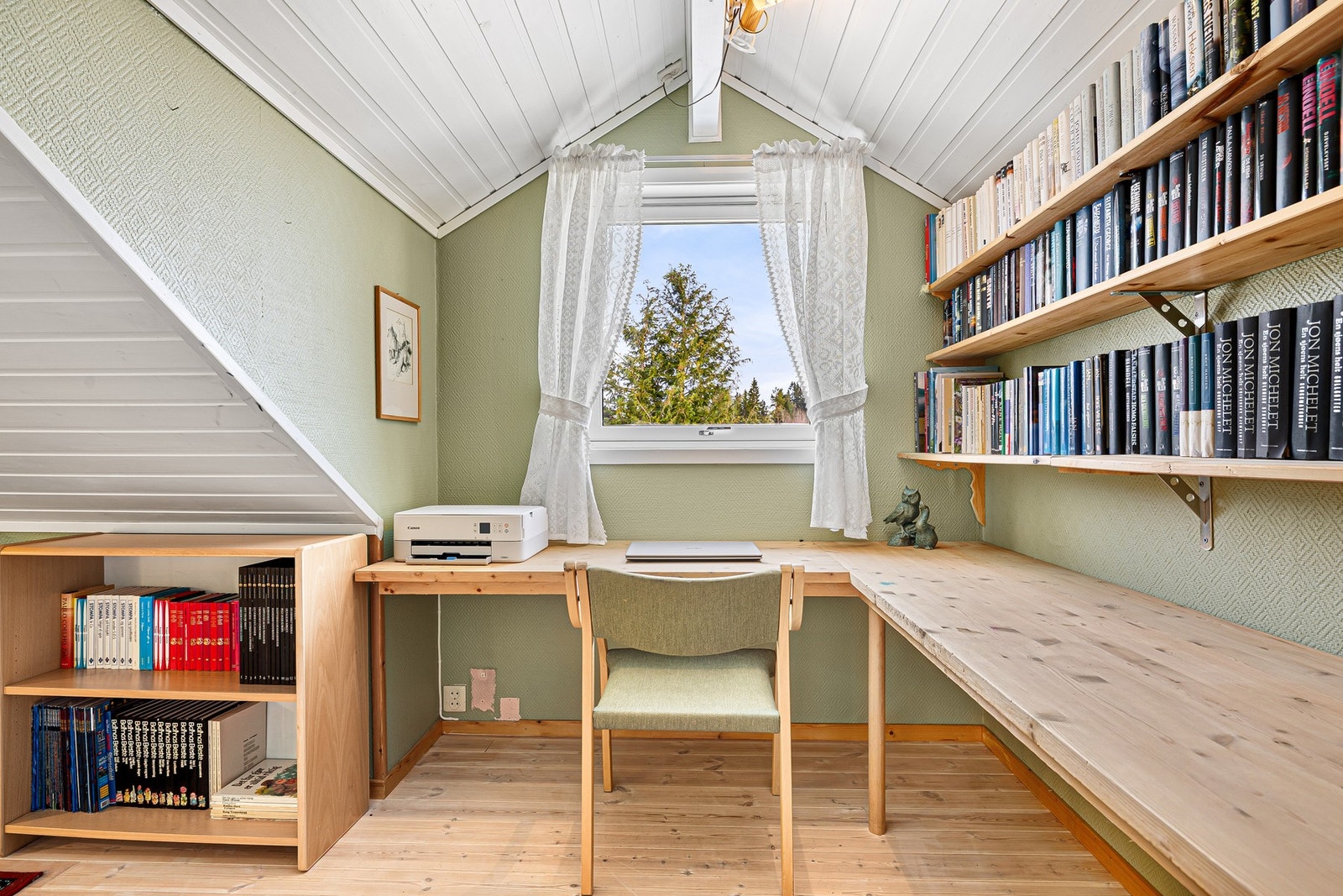 God plass til skrivebord for dem som ønsker hjemmekontor. Galleribilde