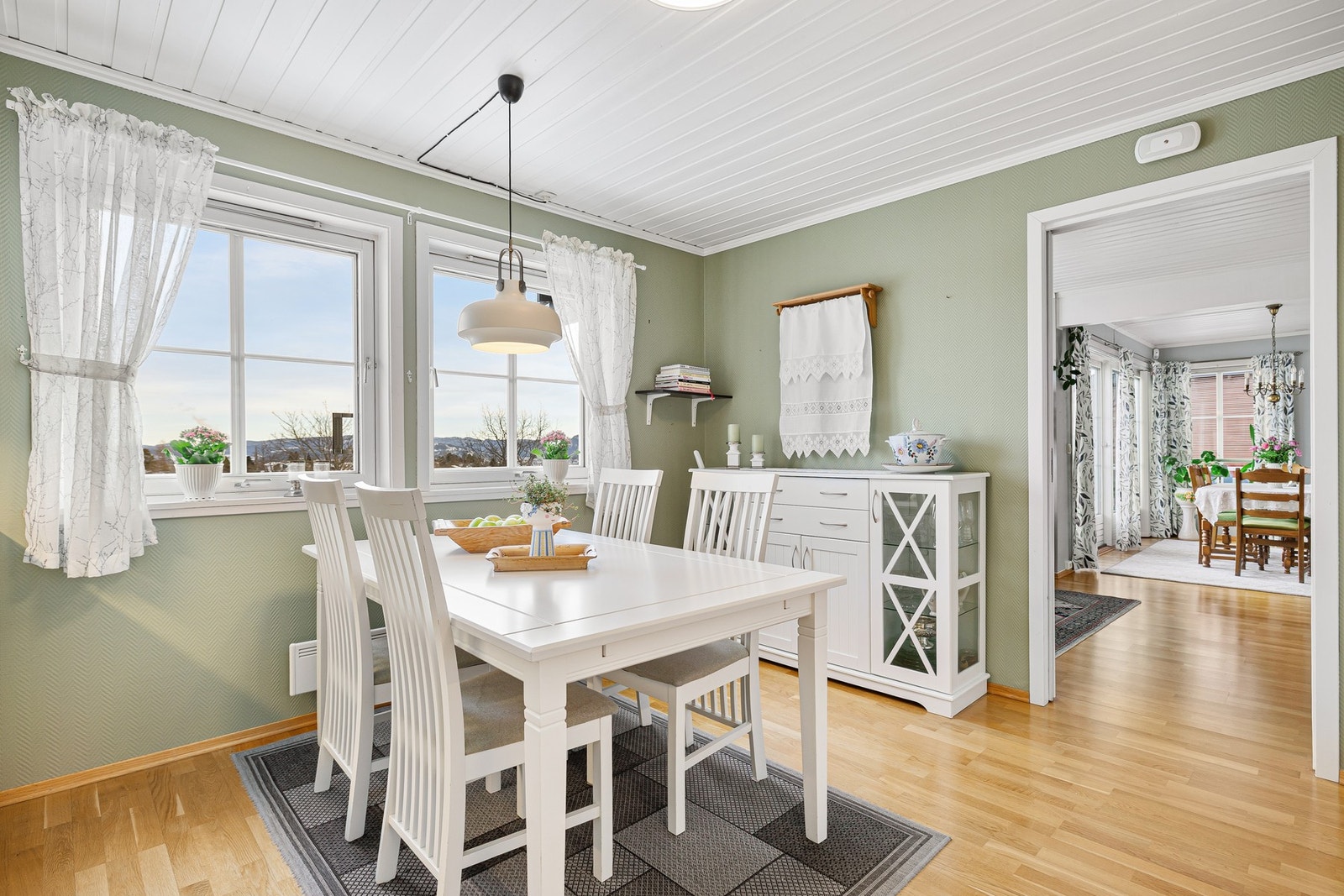 God plass til et stort frokostbord. Galleribilde