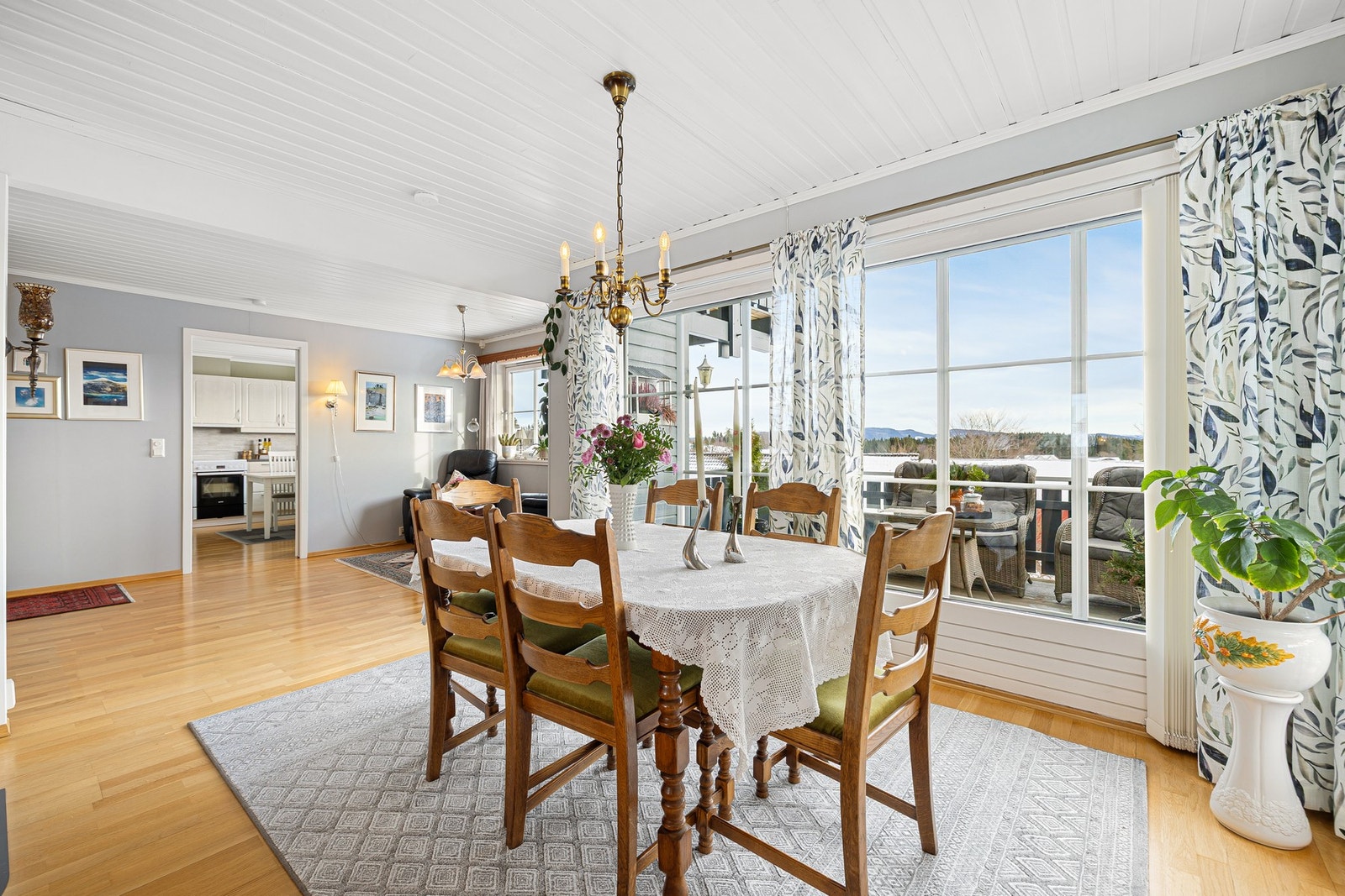 God plass til stort spisebord. Galleribilde